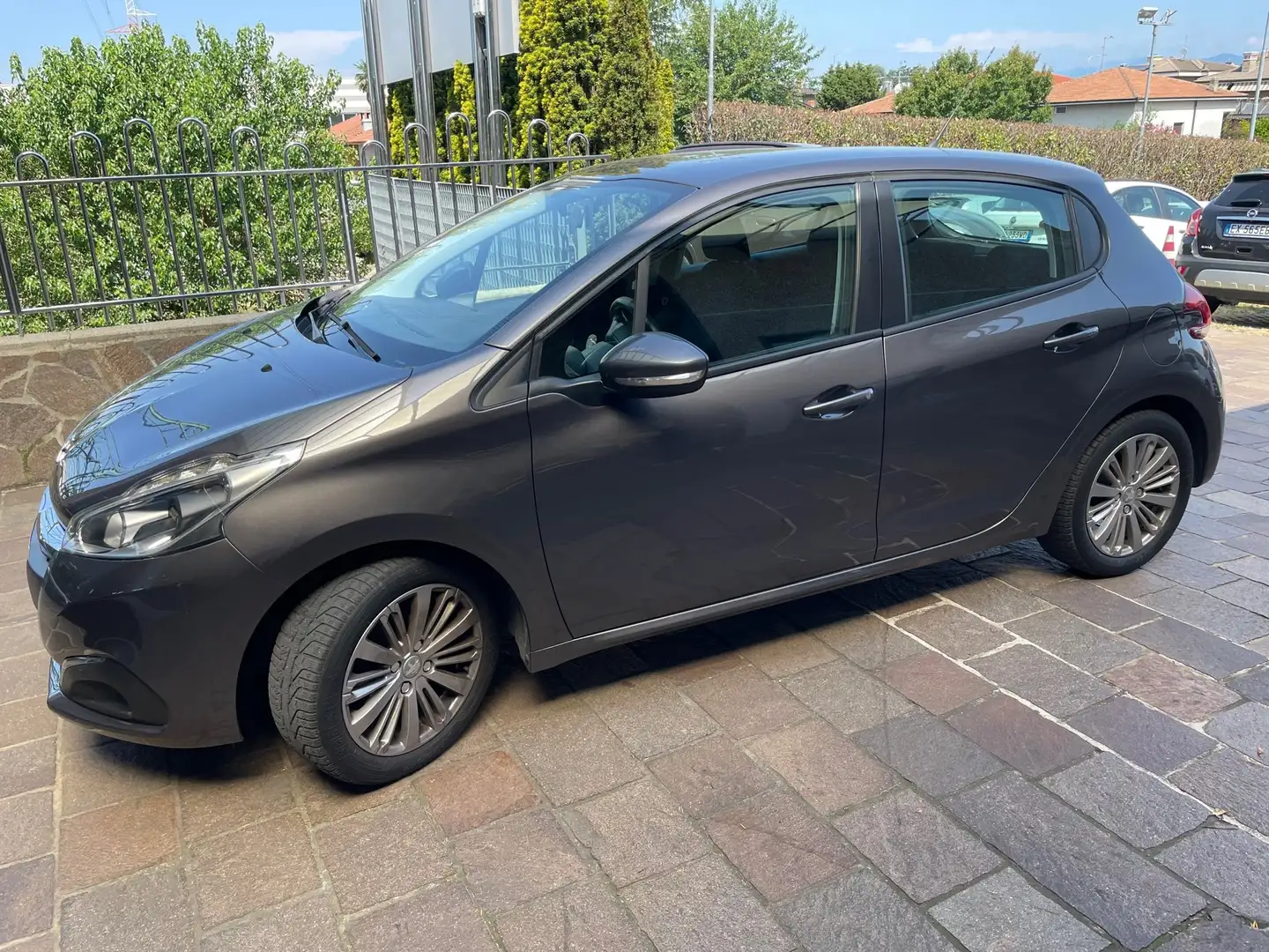 Peugeot 208 5p 1.2 Allure 82cv Grigio - 1