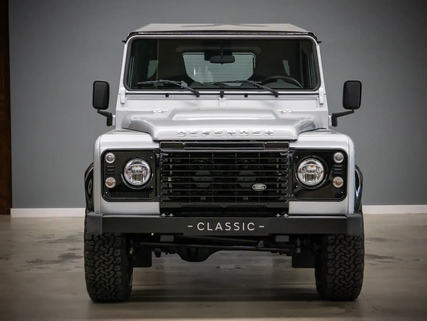 Land Rover Defender WORKS V8 90 Station 70th Edition Silber - 2