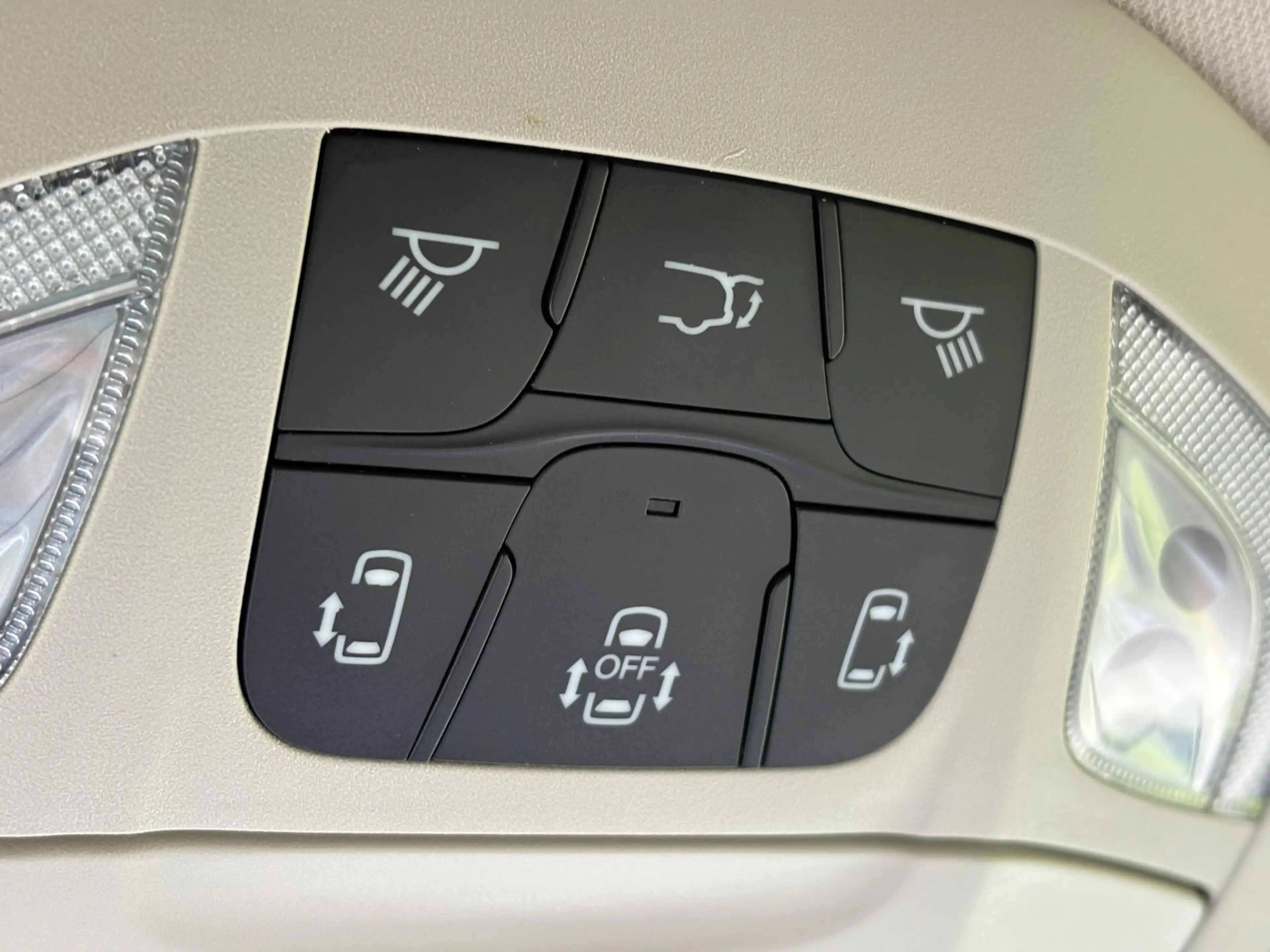 Chrysler Grand Voyager 3.6 V6 Hybrid PHEV LIMITED — photo 17
