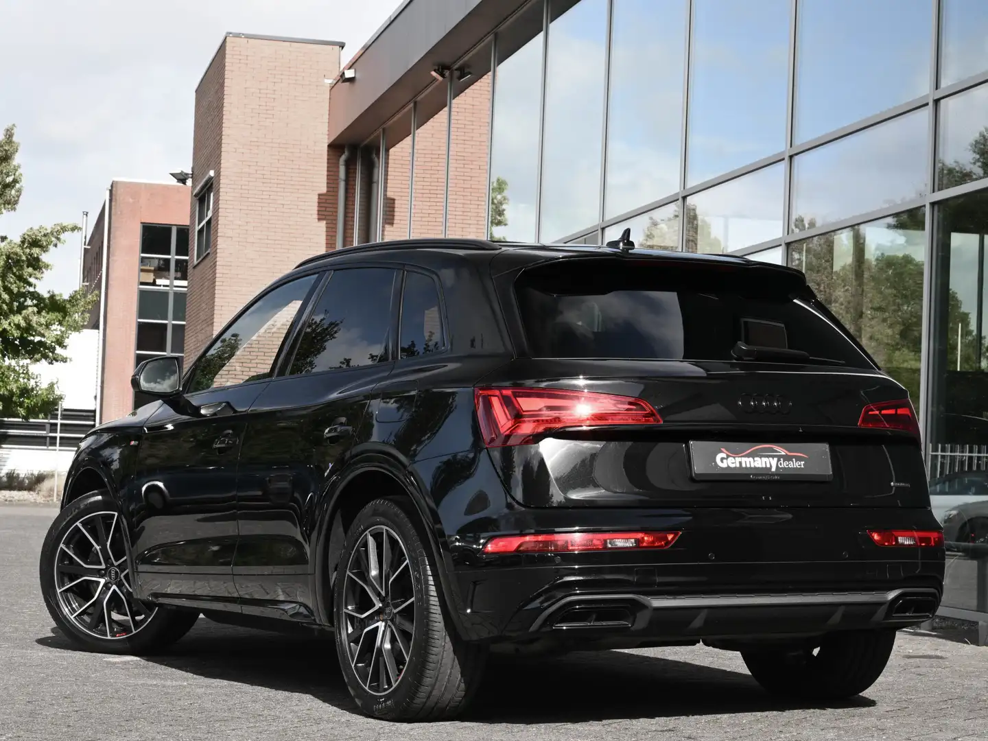 Audi Q5 55TFSI E 367PK S-Line Pano Matrix-LED Luchtvering Schwarz - 2