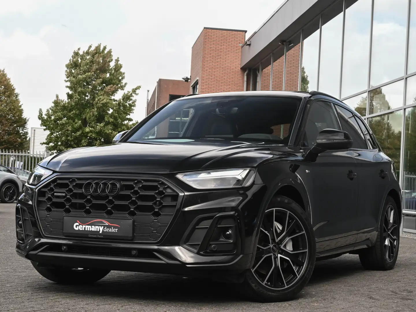 Audi Q5 55TFSI E 367PK S-Line Pano Matrix-LED Luchtvering Schwarz - 1