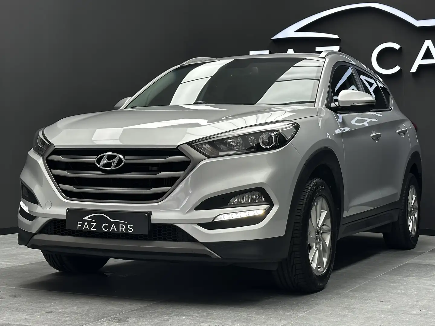 Hyundai TUCSON 1.7 CRDi  ISG * 1ER PROP + GPS + CAMERA * CLIM * Gris - 2
