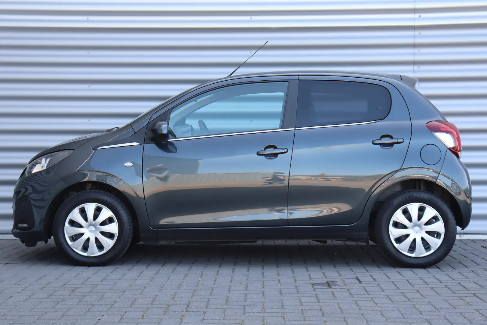 Peugeot 108 1.0 E-VTI 72PK 5-DRS ACTIVE / AIRCO / LED / BLUETO Grijs - 2