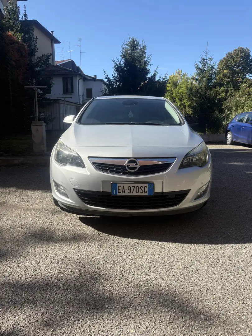 Opel Astra 5p 2.0 cdti Cosmo S 160cv auto Plateado - 1