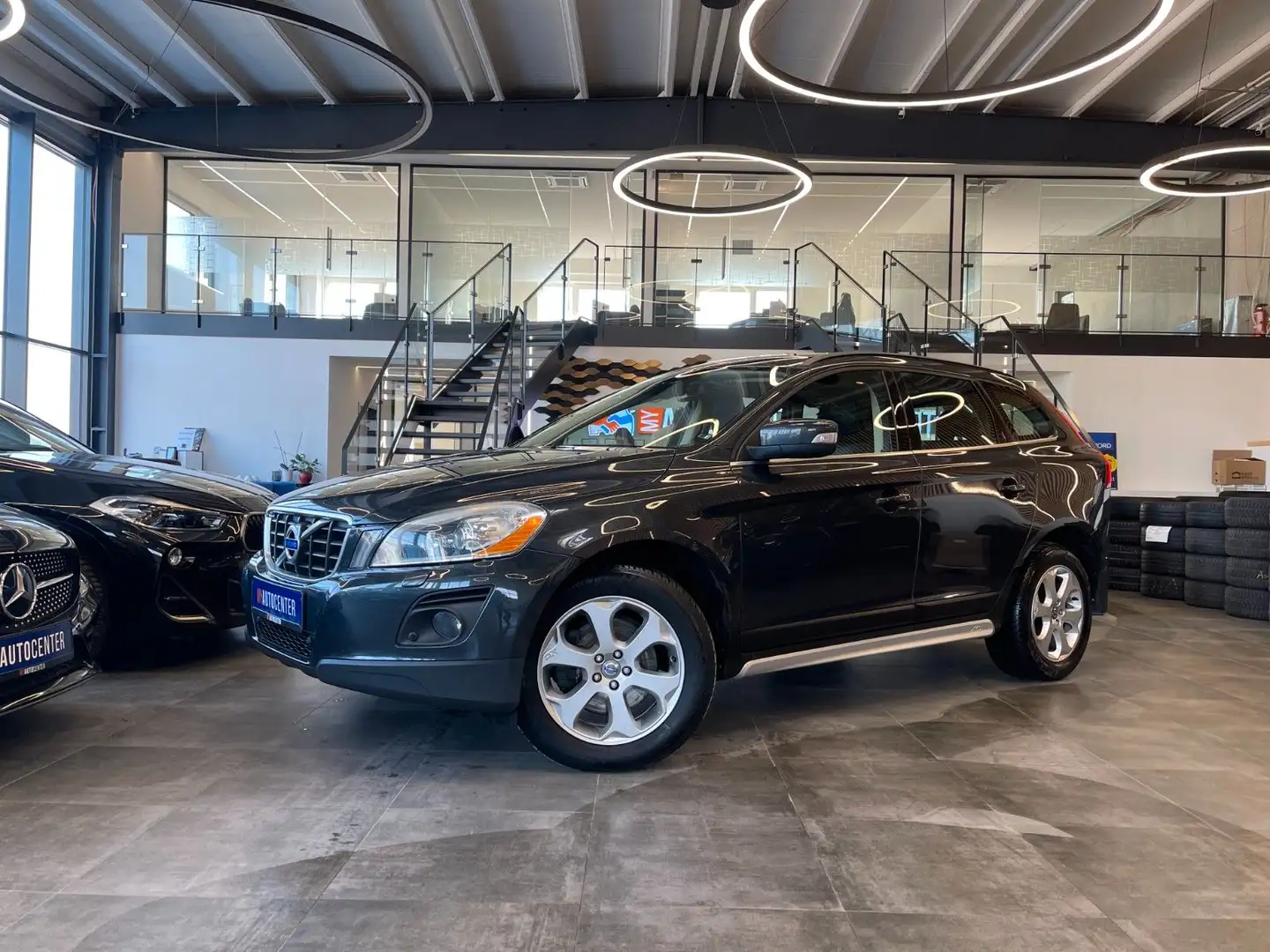 Volvo XC60 Momentum AWD *BI-XENON*PANO*NAVI*PDC*AHK* Grau - 1