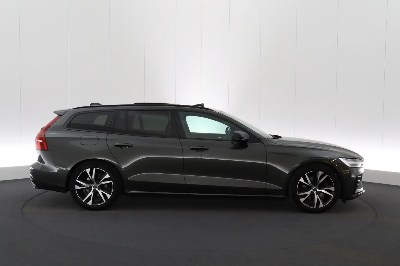 Volvo V60 2.0 B3 MHEV R-Design Geartr. LEDER/CUIR LED GPS PD Grau - 2