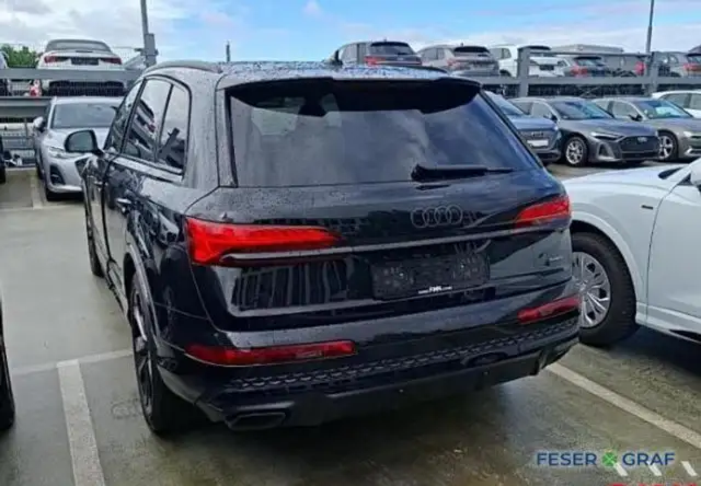 Audi Q7 view 5