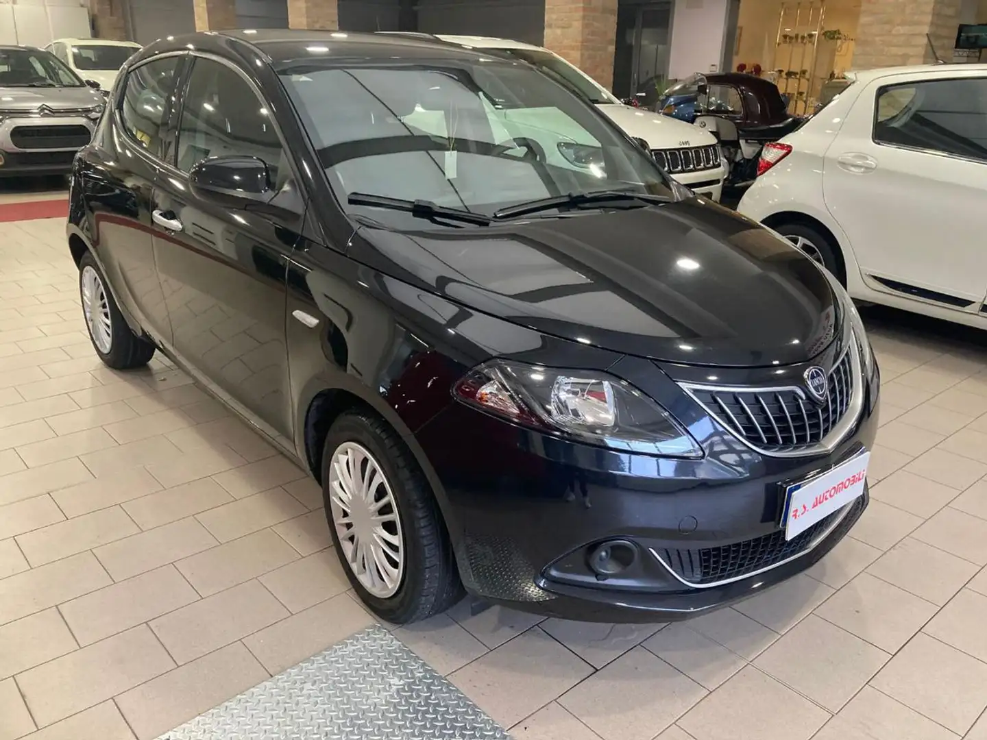 Lancia Ypsilon 1.0 70cv 5 porte Hybrid Silver Nero - 2