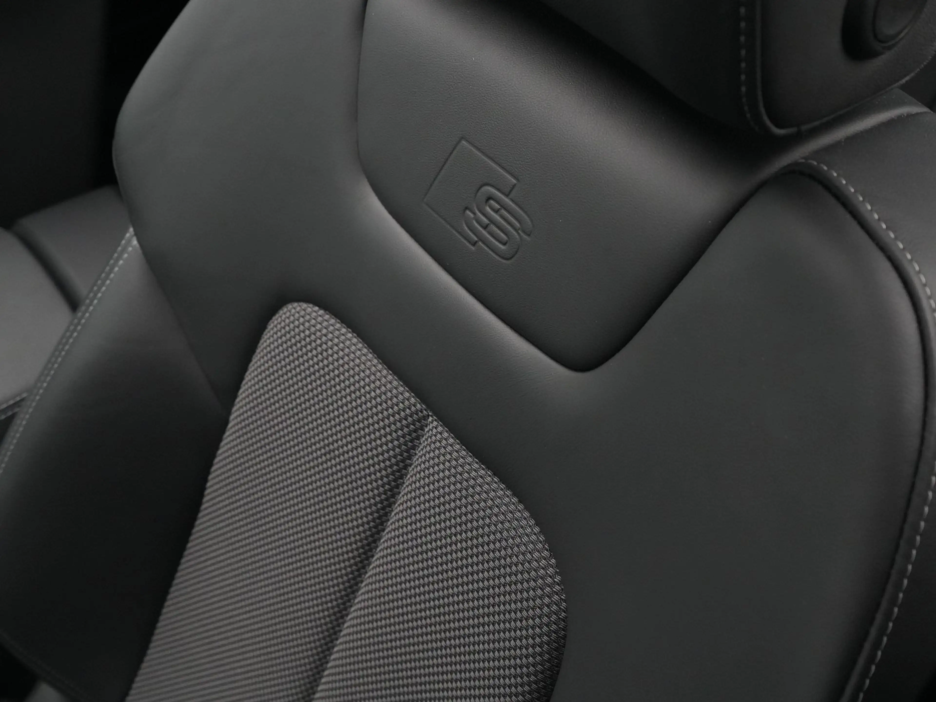 Audi A6 Avant 40 TFSI 204 Pk S edition Competition / Panod — photo 15