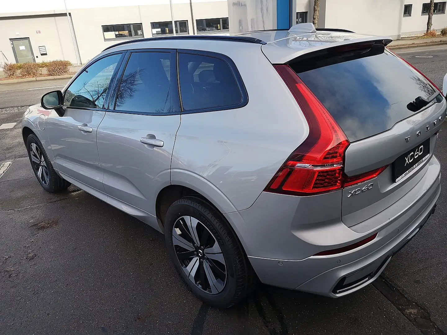 Volvo XC60 T6 AWD PHEV Plus Dark Aut. Silber - 2