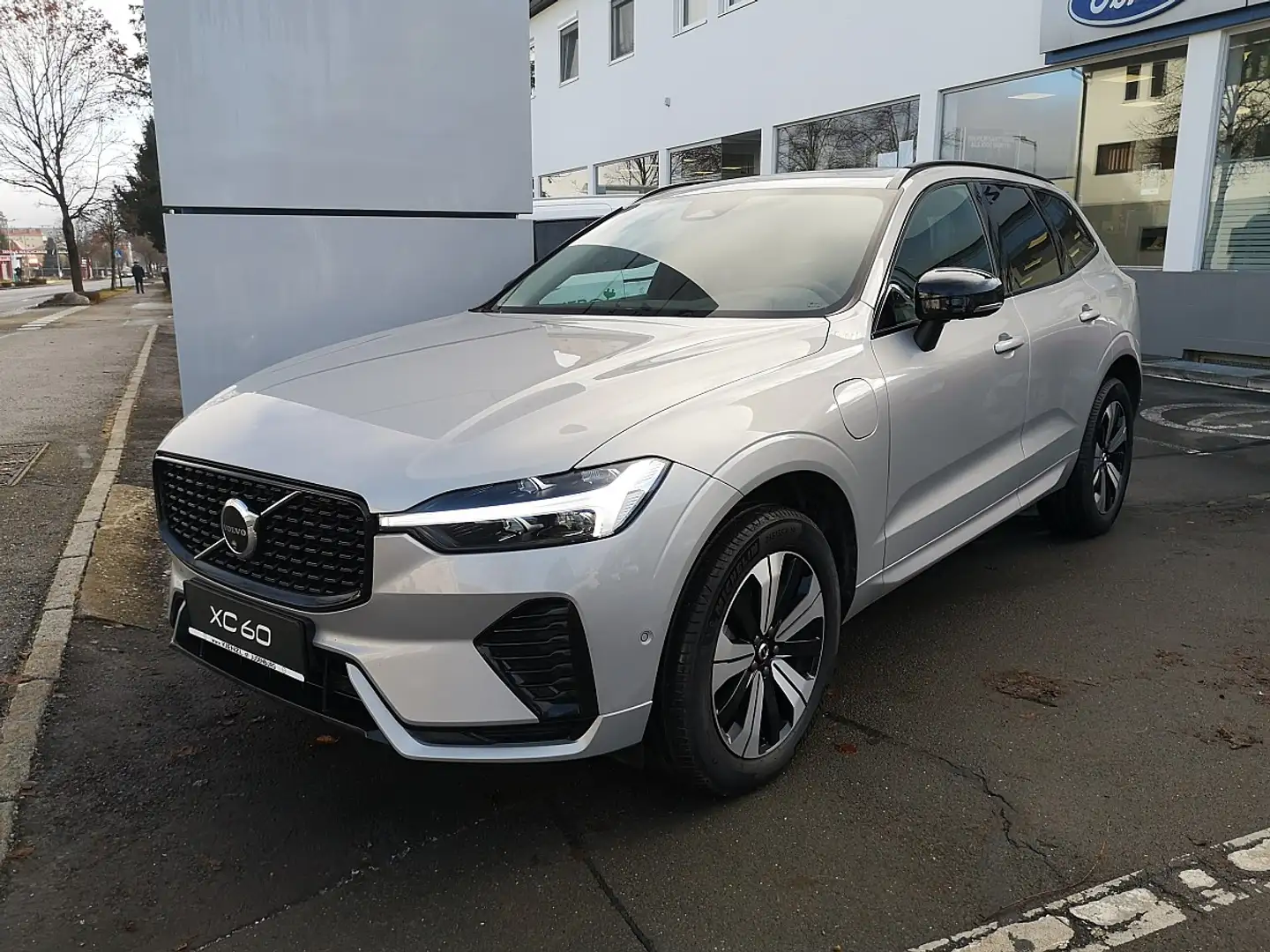 Volvo XC60 T6 AWD PHEV Plus Dark Aut. Silber - 1