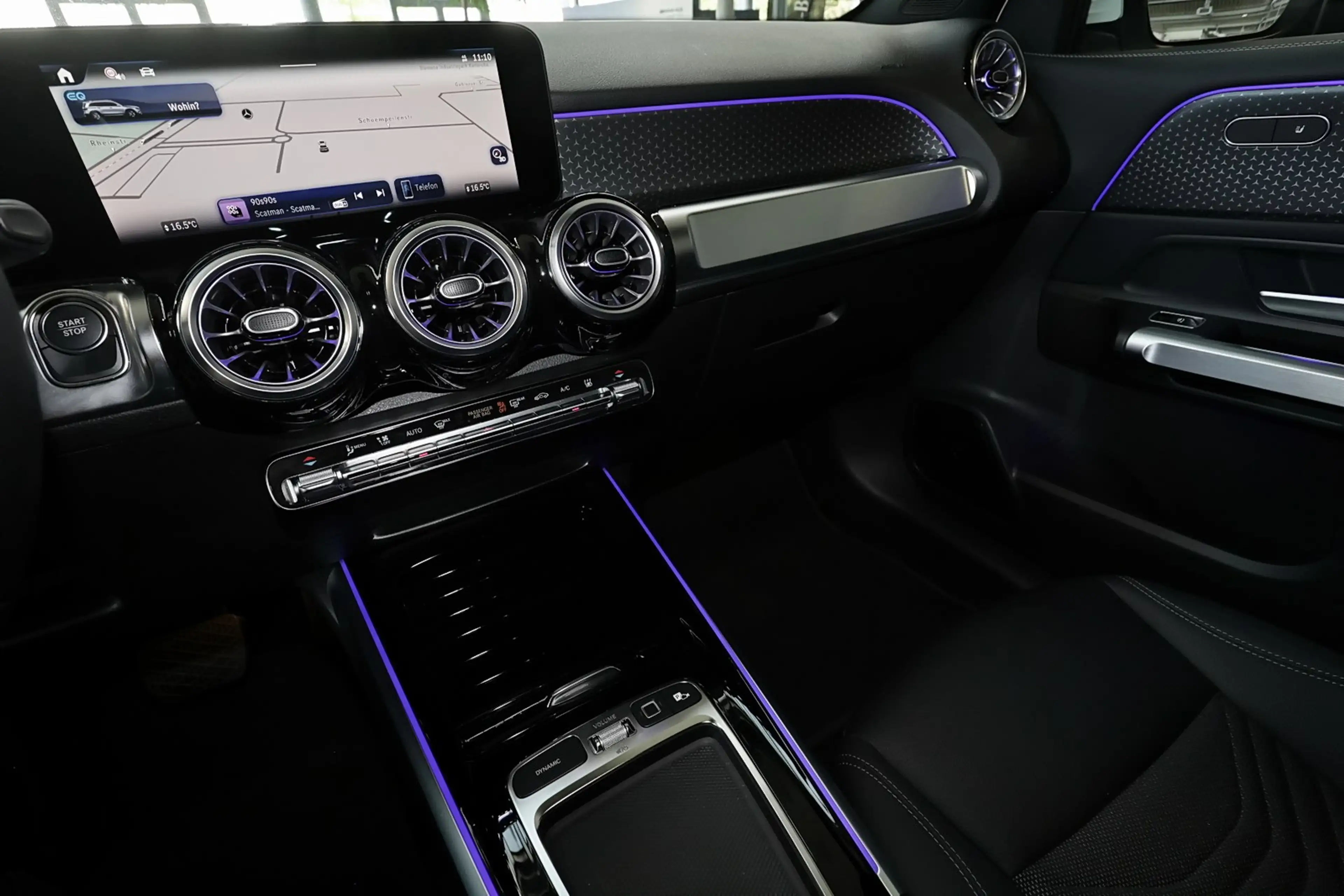 Mercedes-Benz EQB 300 Progressive — photo 12