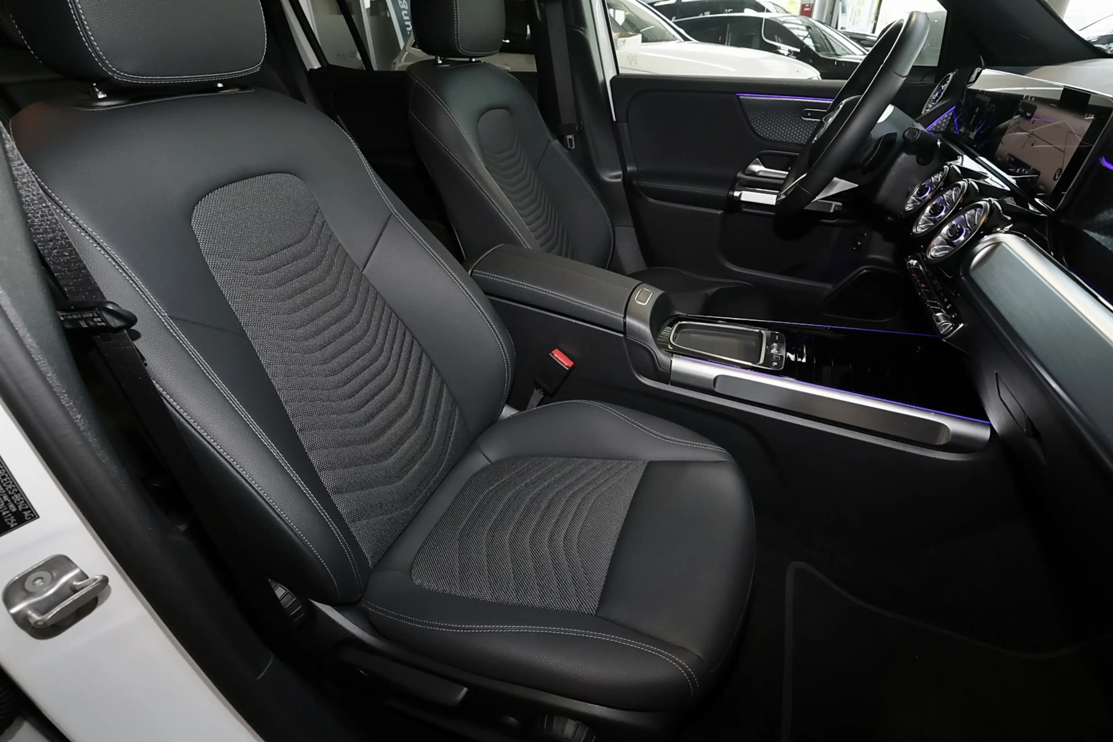 Mercedes-Benz EQB 300 Progressive — photo 7