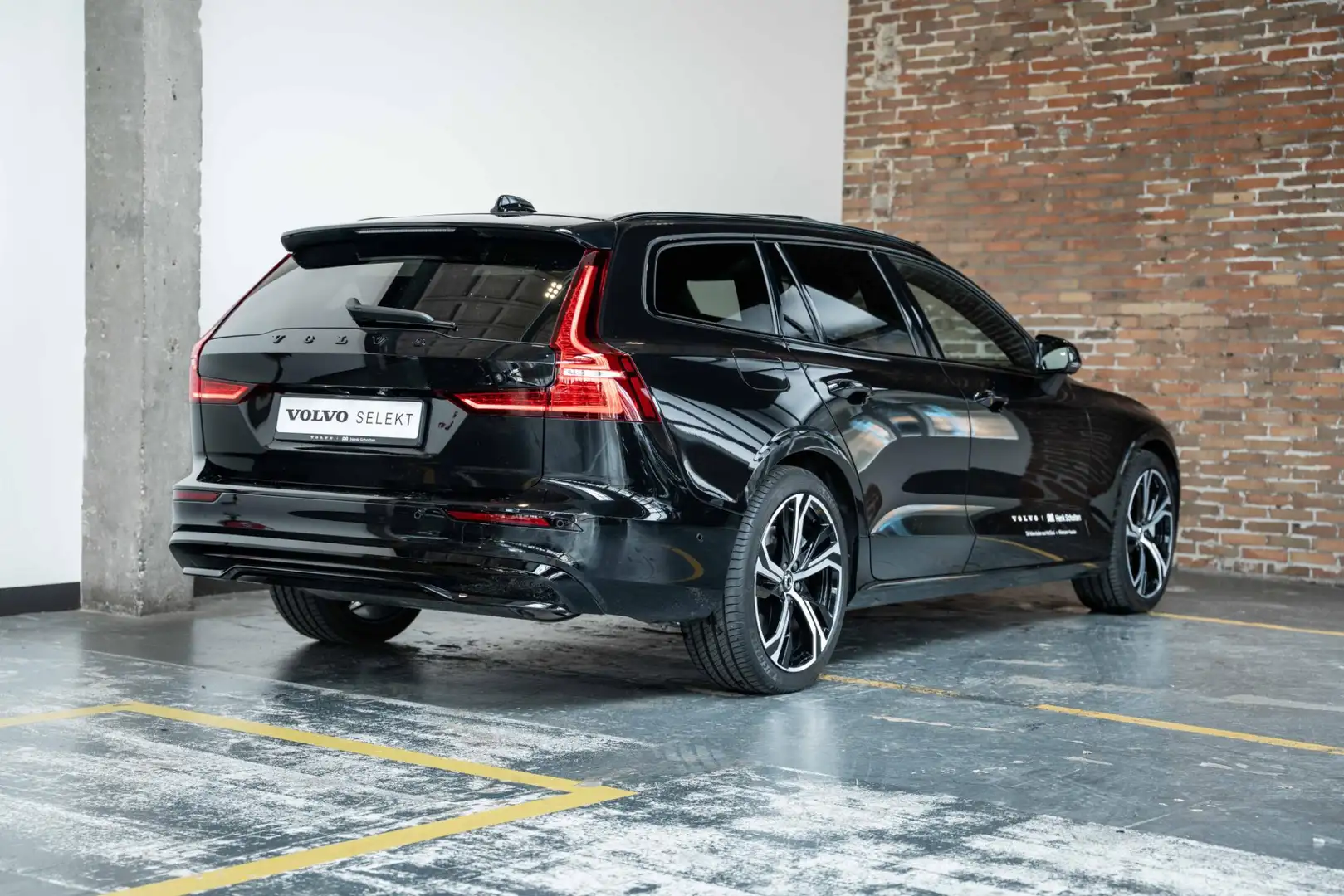 Volvo V60 2.0 T6 Plug-in hybrid AWD Ultra Dark | Panoramadak Zwart - 2