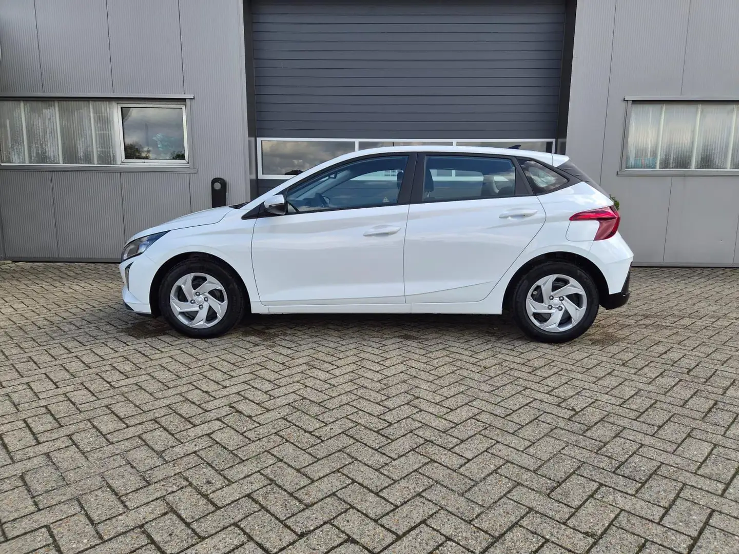 Hyundai i20 1.0 T-GDI 90PS 5-türig Sitzheizung Lenkradheizu... Weiß - 2