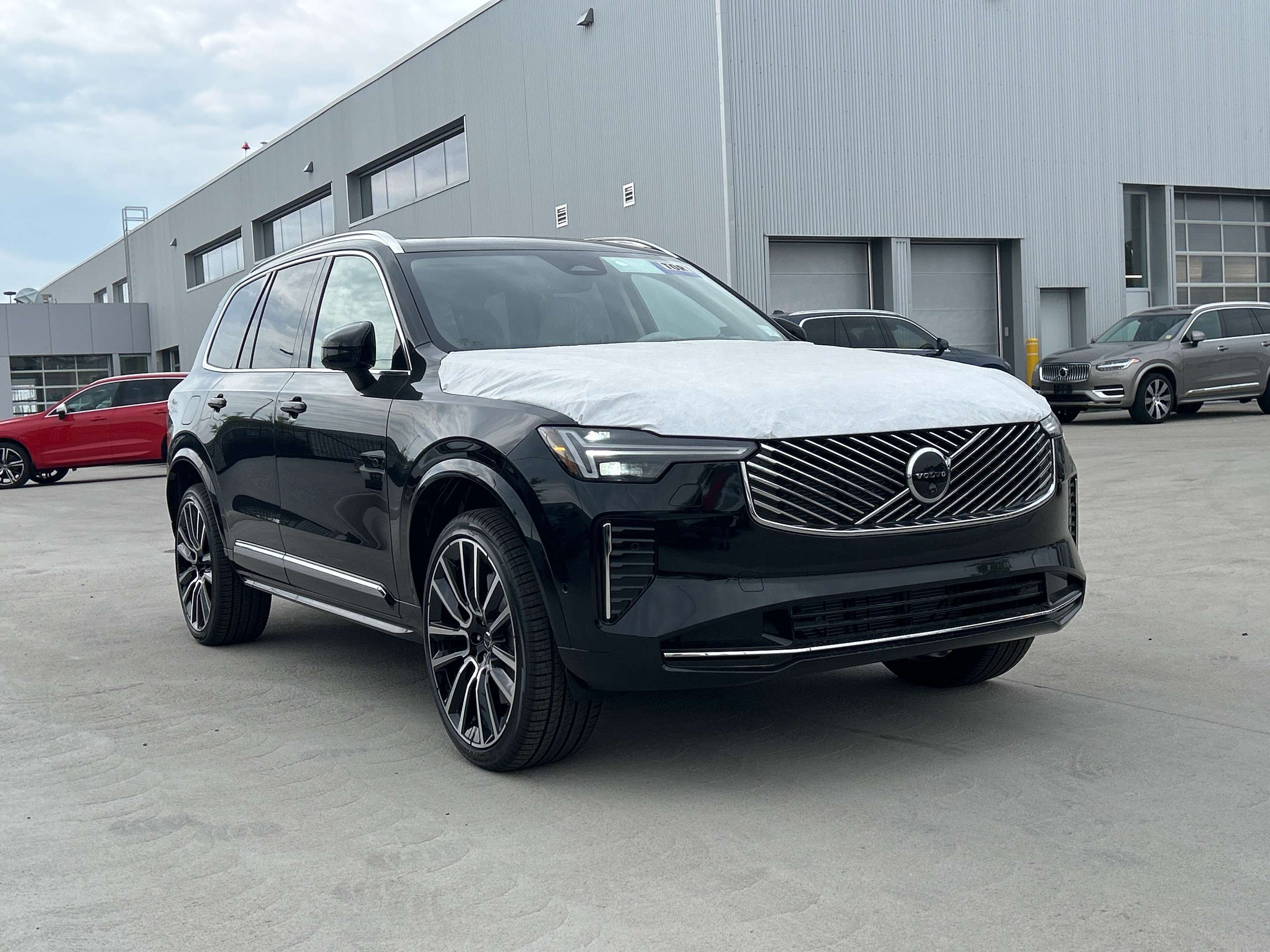 2026 Volvo XC90 B6 AWD Ultra Bright Theme 7-Seater alt 3