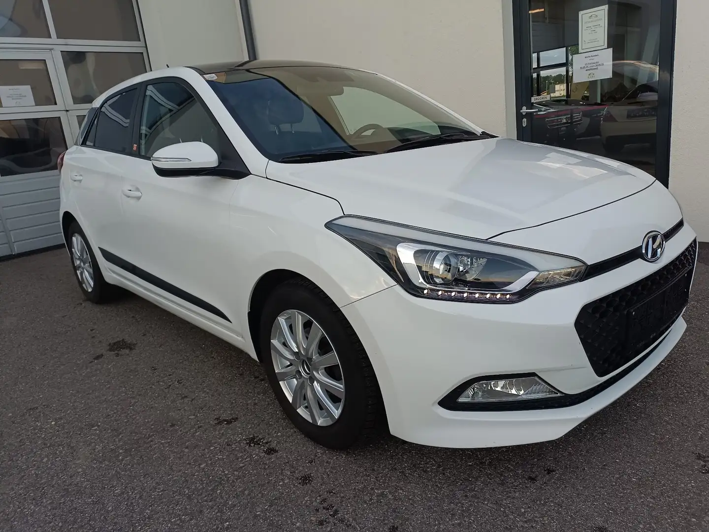 Hyundai i20 1,25 Edition 25 Weiß - 1