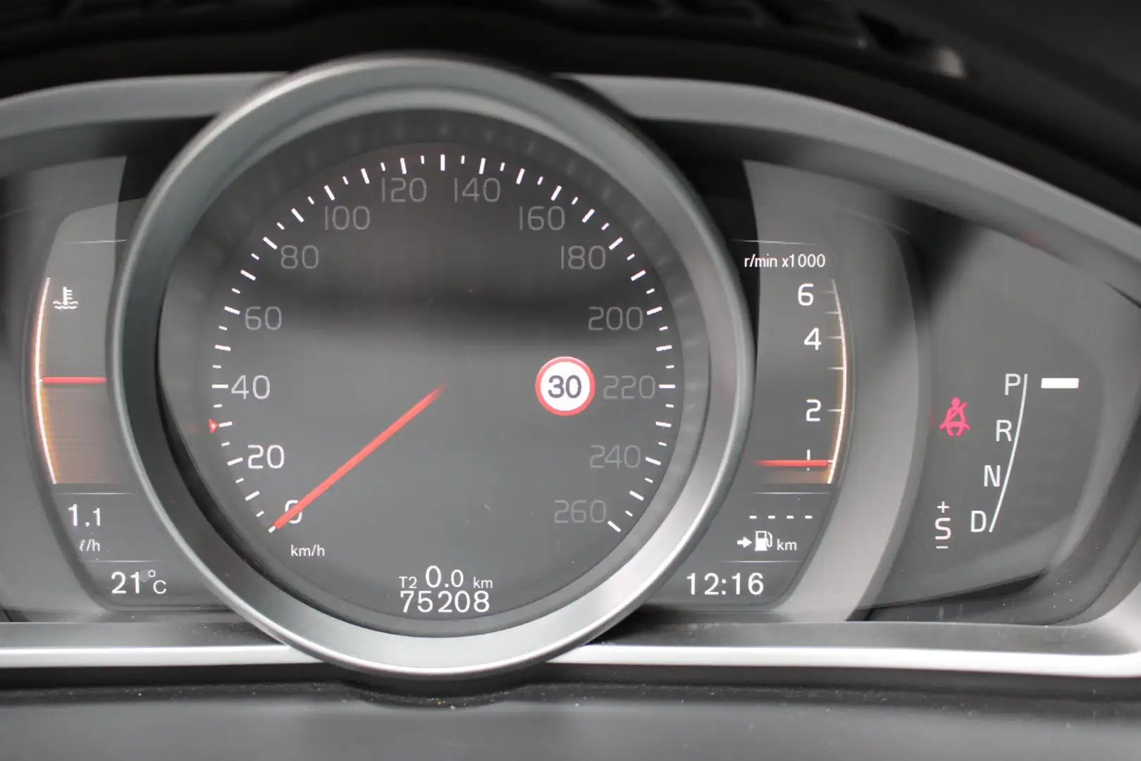 Volvo V40 Cross Country 1.5 T3 Polar+ Luxury Noir - 2