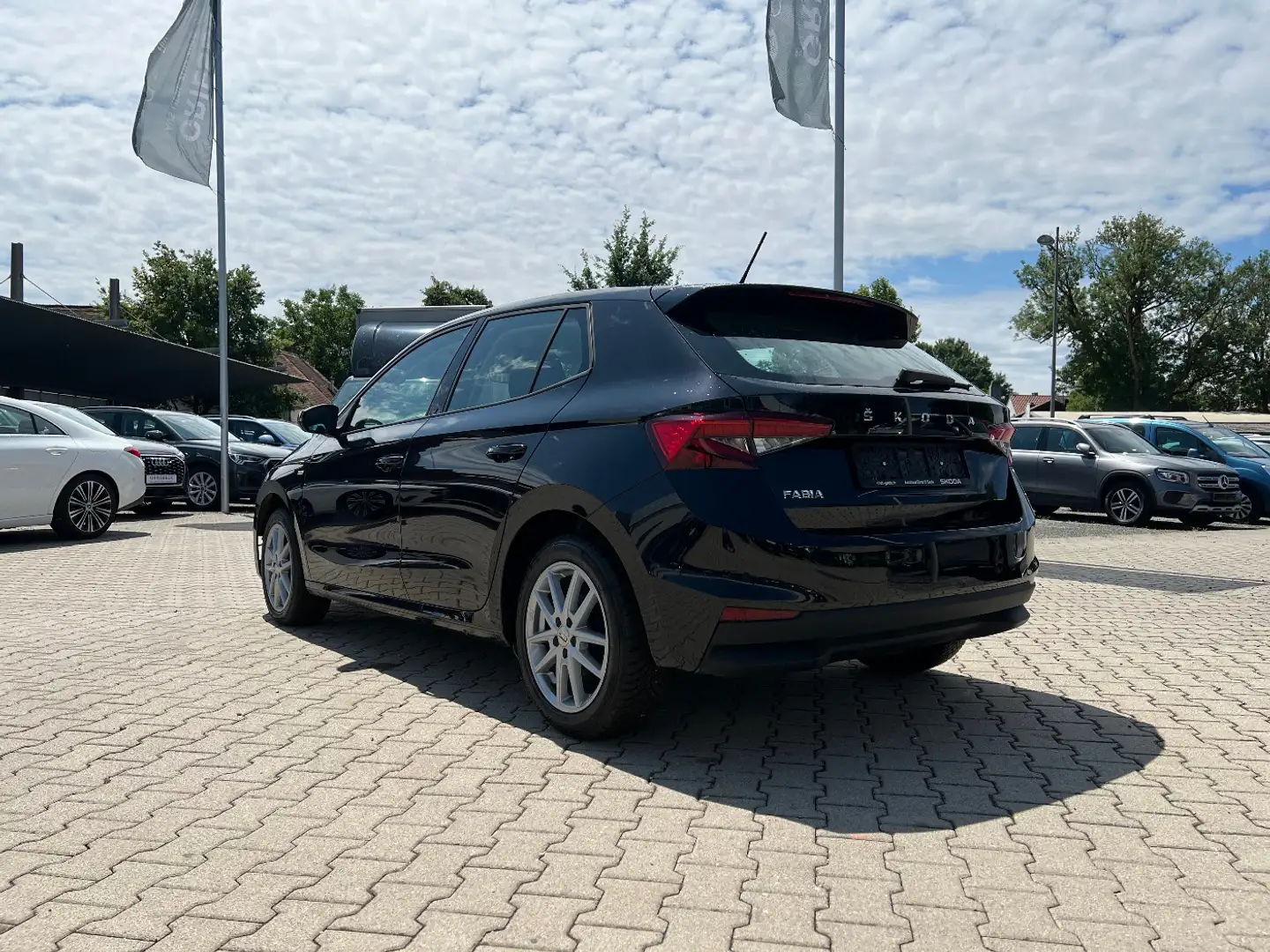 Skoda Fabia 1.0 TSI Tour *LED Navi Sitzh. Klimaauto* Schwarz - 2