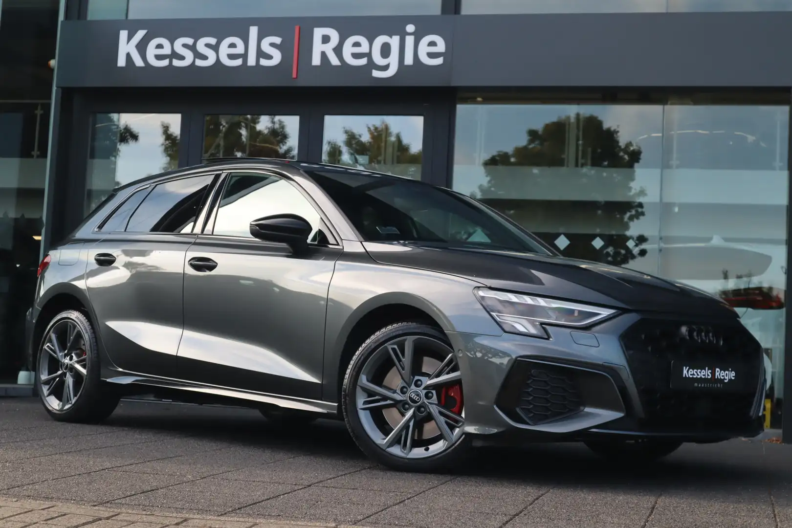 Audi A3 Sportback 45 TFSI e S-line Pano Leer Led Navi Virt Gris - 1