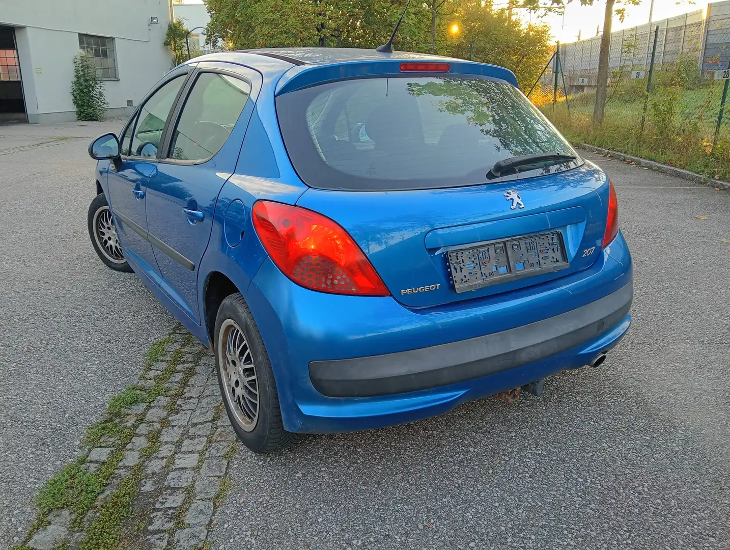 Peugeot 207 207 Active 1,6 HDi 90 Active Blau - 2