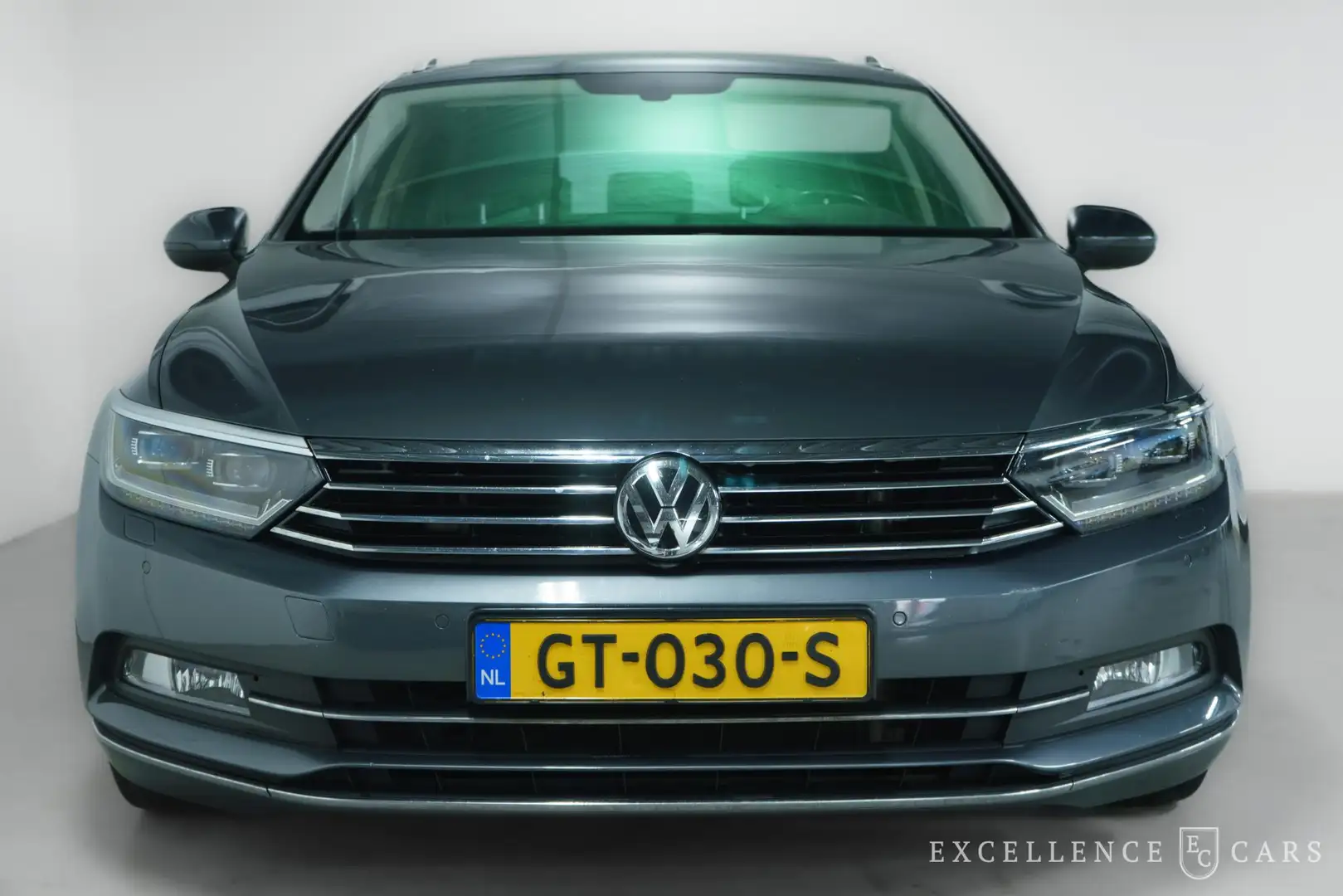 Volkswagen Passat Variant 1.6 TDI Highline/R-Line Pano|Led| Adap. Cruise| Gris - 2