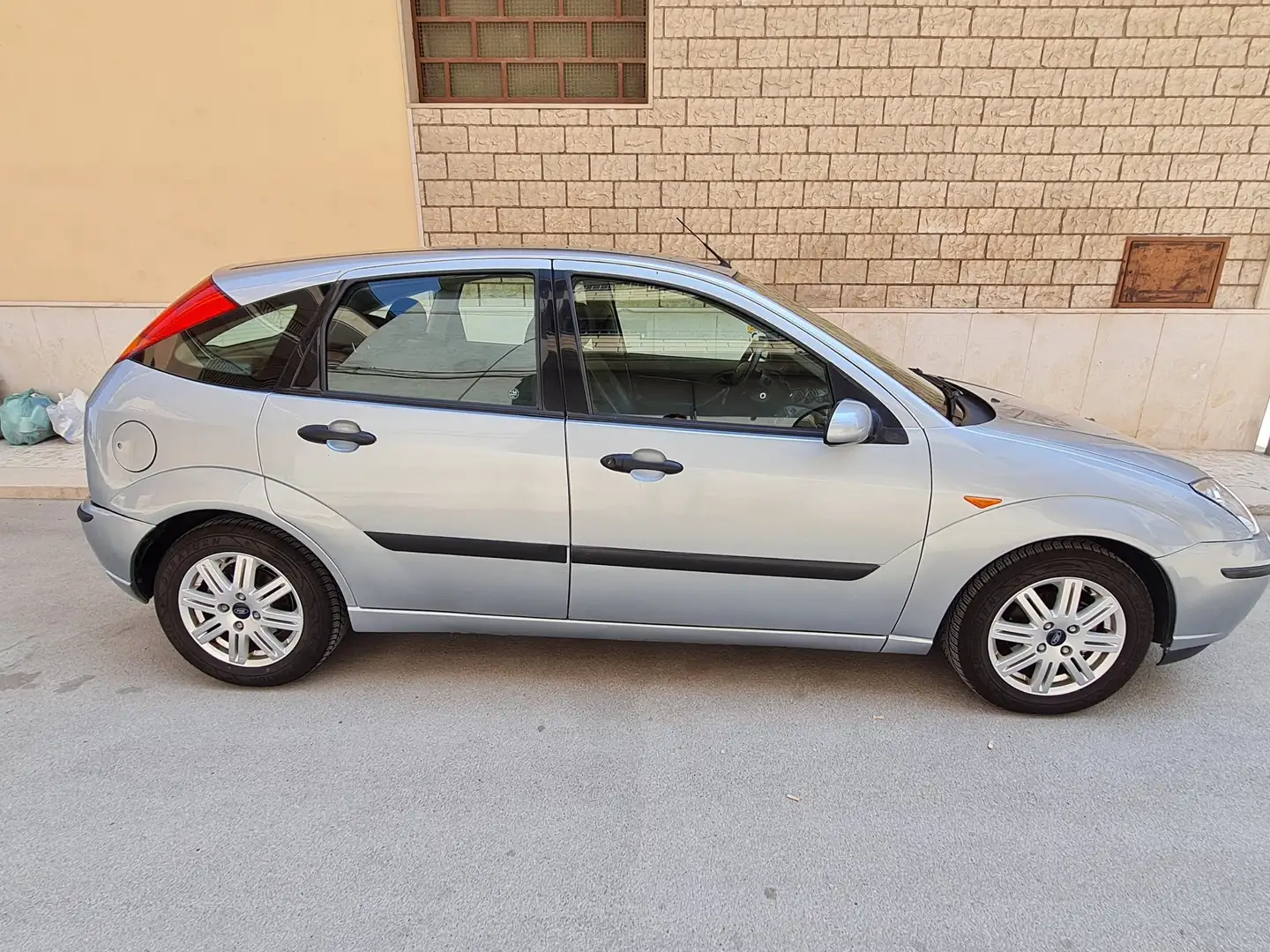 Ford Focus 5p 1.8 tdci Zetec 100cv - 1