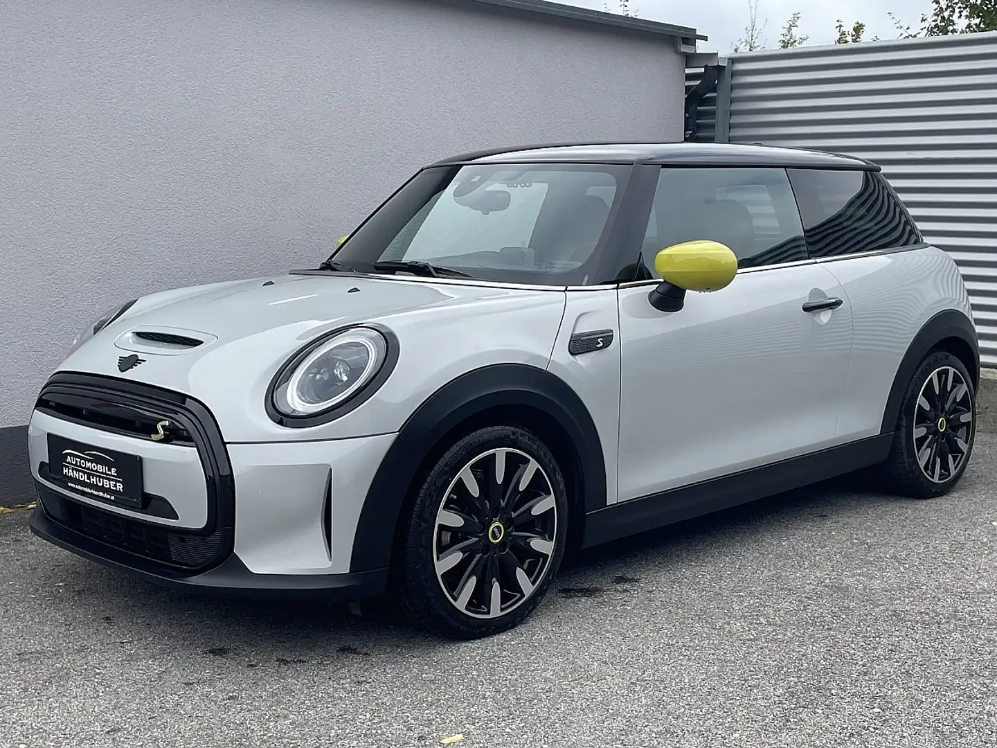 MINI Cooper S MINI Cooper SE 32,6kWh Aut.LEDER/LED/NAVIPRO/LR... Silber - 1