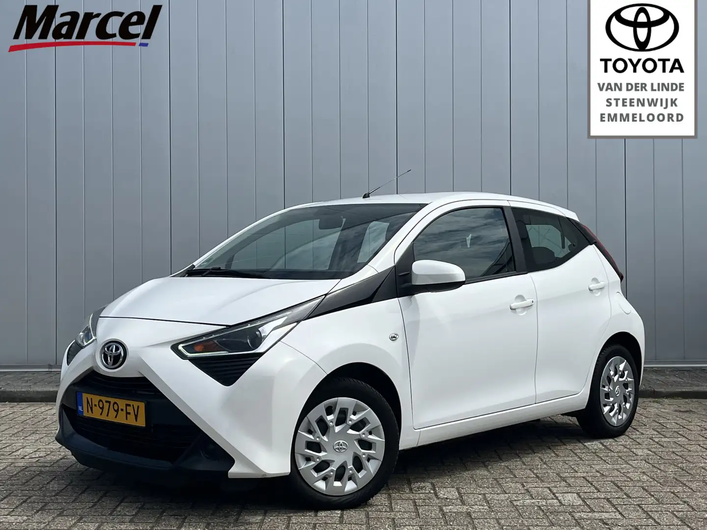 Toyota Aygo 1.0 VVT-i x-play Airco Apple Carplay Android auto Wit - 1