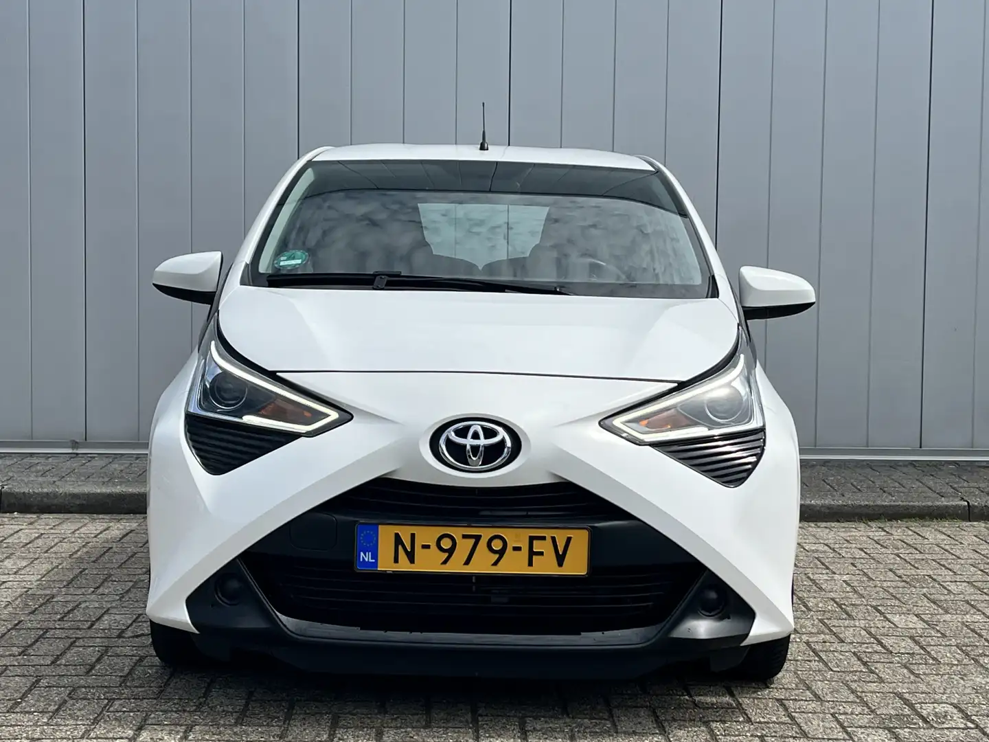 Toyota Aygo 1.0 VVT-i x-play Airco Apple Carplay Android auto Wit - 2