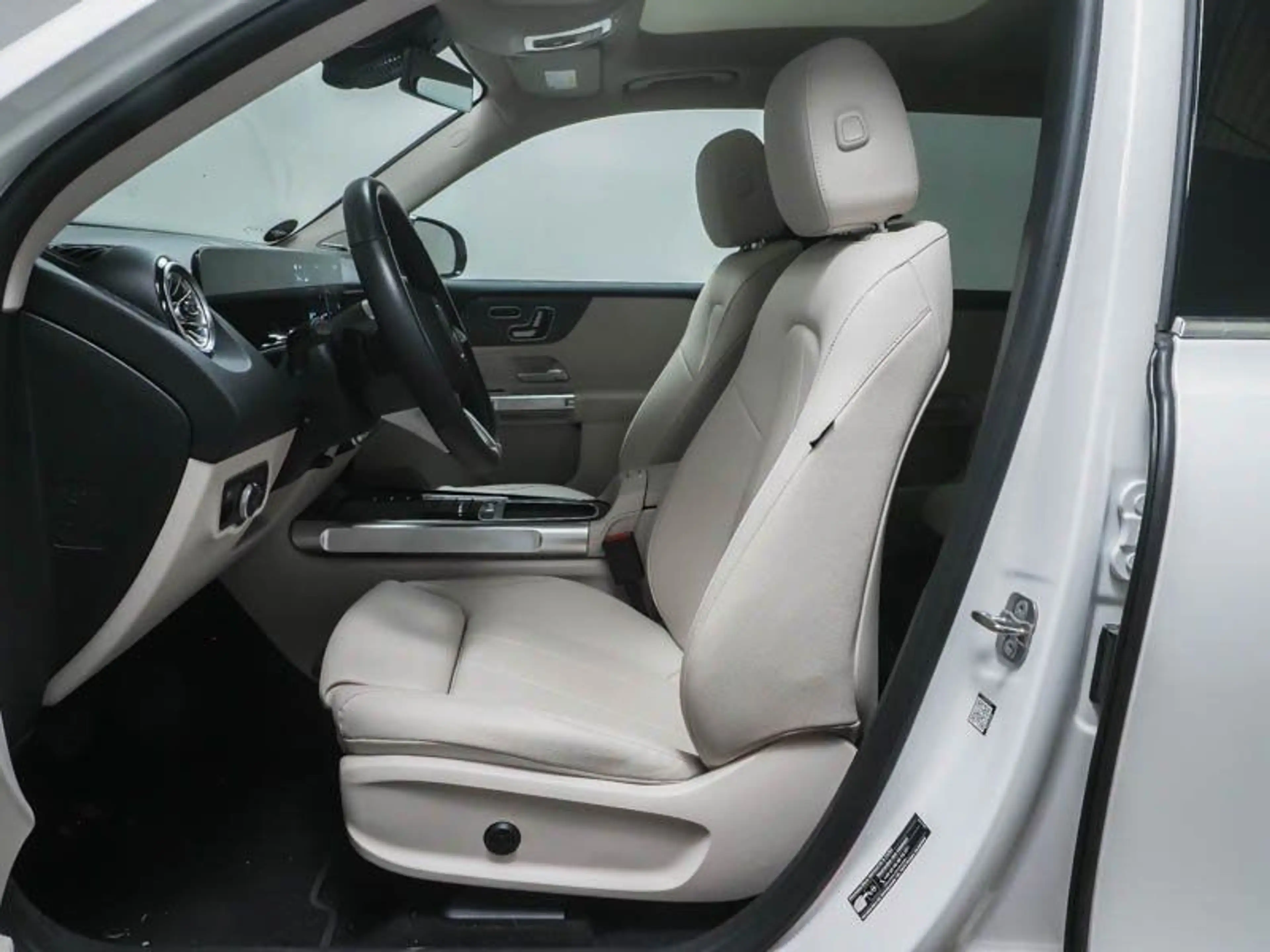 Mercedes-Benz EQB 250 PROG-ADVANC+ PANO MEMORY FAP 19"AMG VZA — photo 6