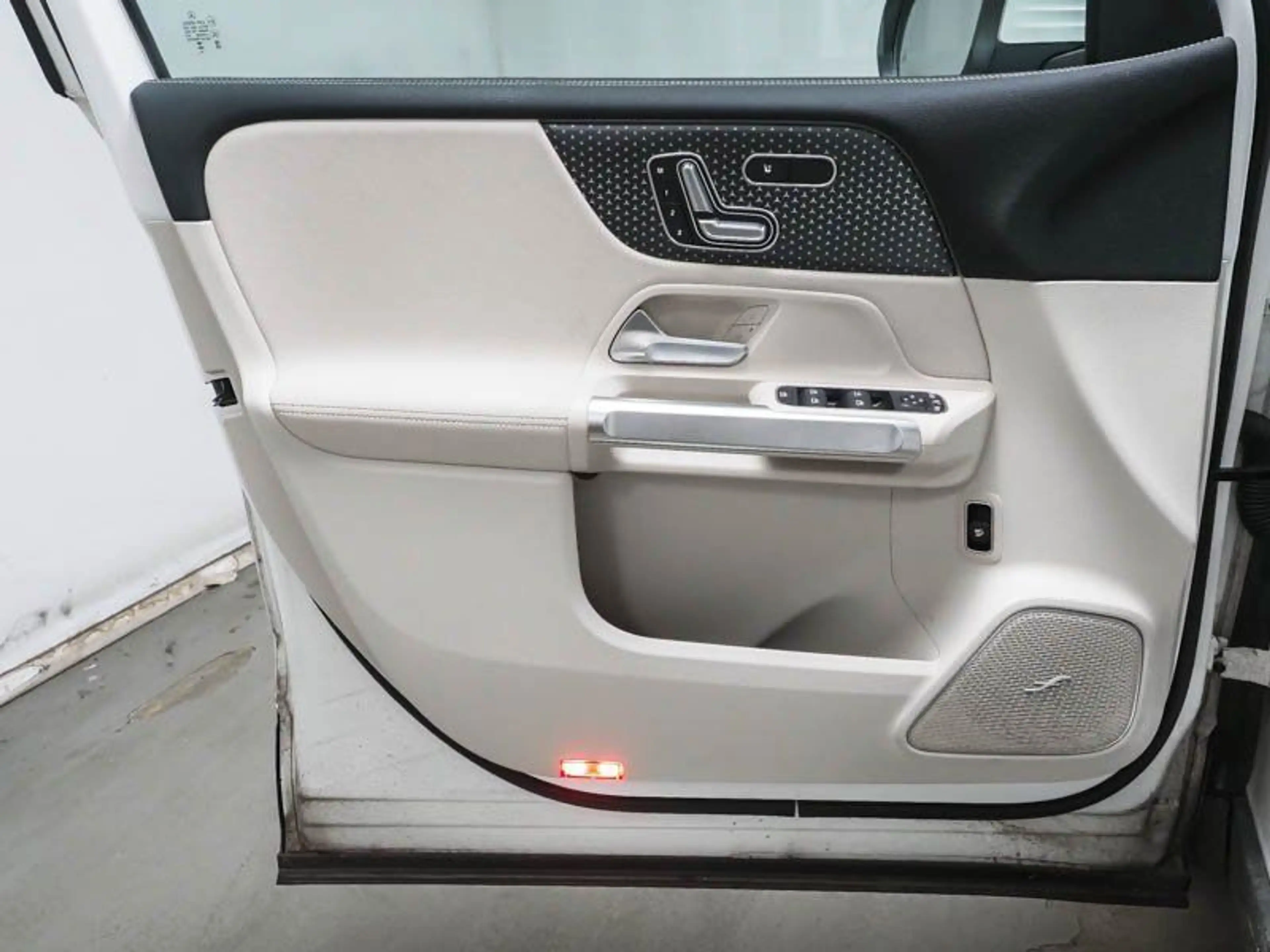 Mercedes-Benz EQB 250 PROG-ADVANC+ PANO MEMORY FAP 19"AMG VZA — photo 10
