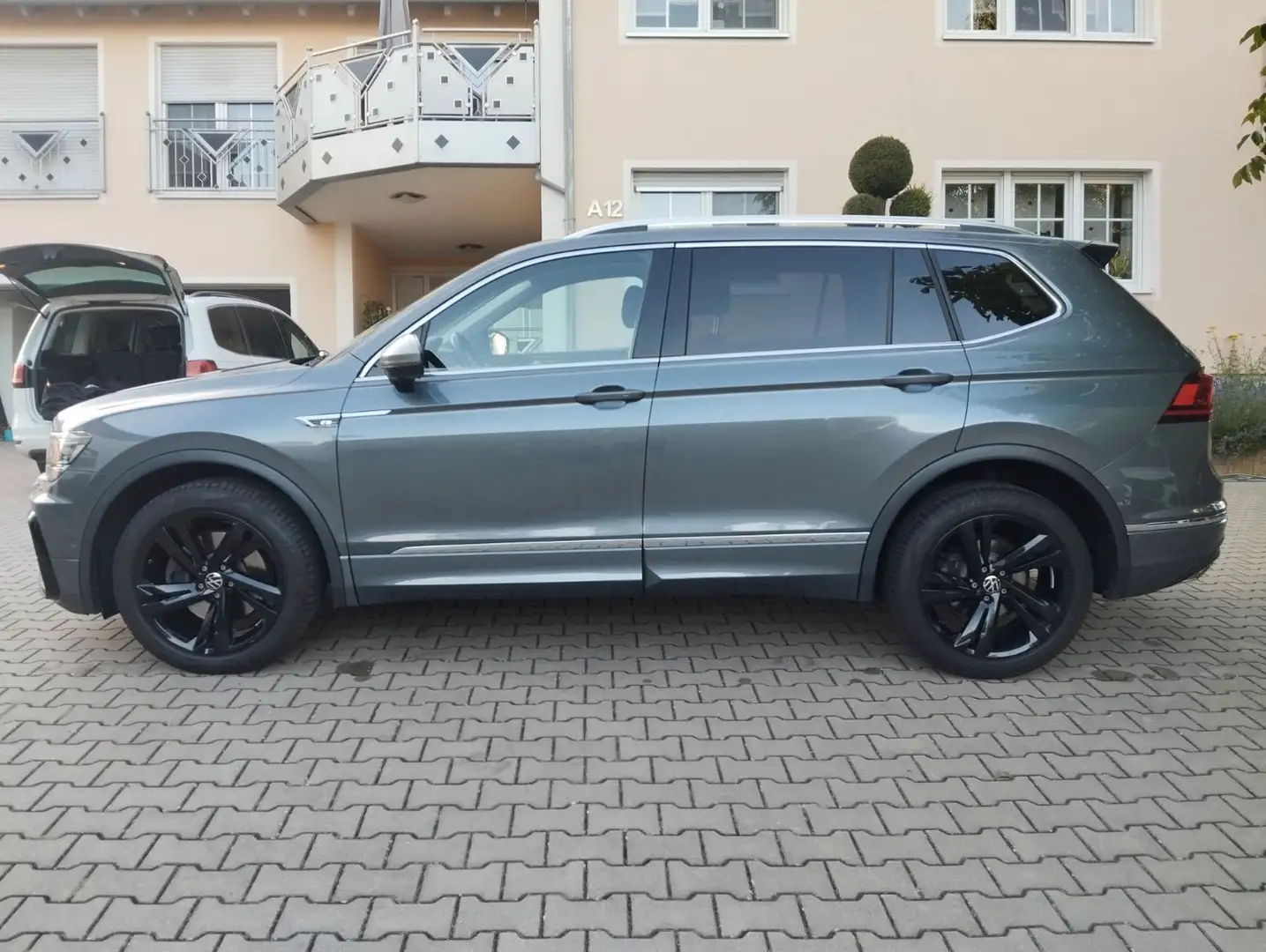 Volkswagen Tiguan Allspace Highline, R-line, 4Motion, AHK Grau - 2