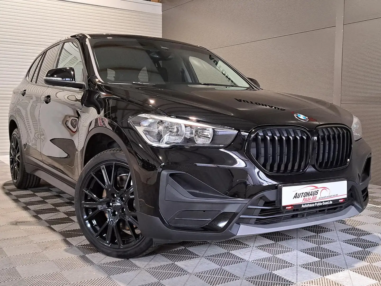 BMW X1 sDrive 20 i Advantage°DAB°PDC°Navi°Shzg°Tempo Zwart - 1