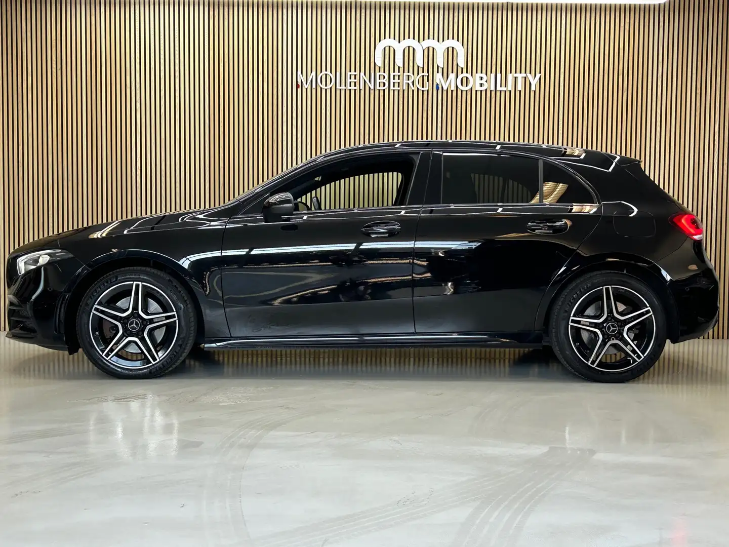 Mercedes-Benz A 250 e Business Solution AMG Limited Zwart - 2