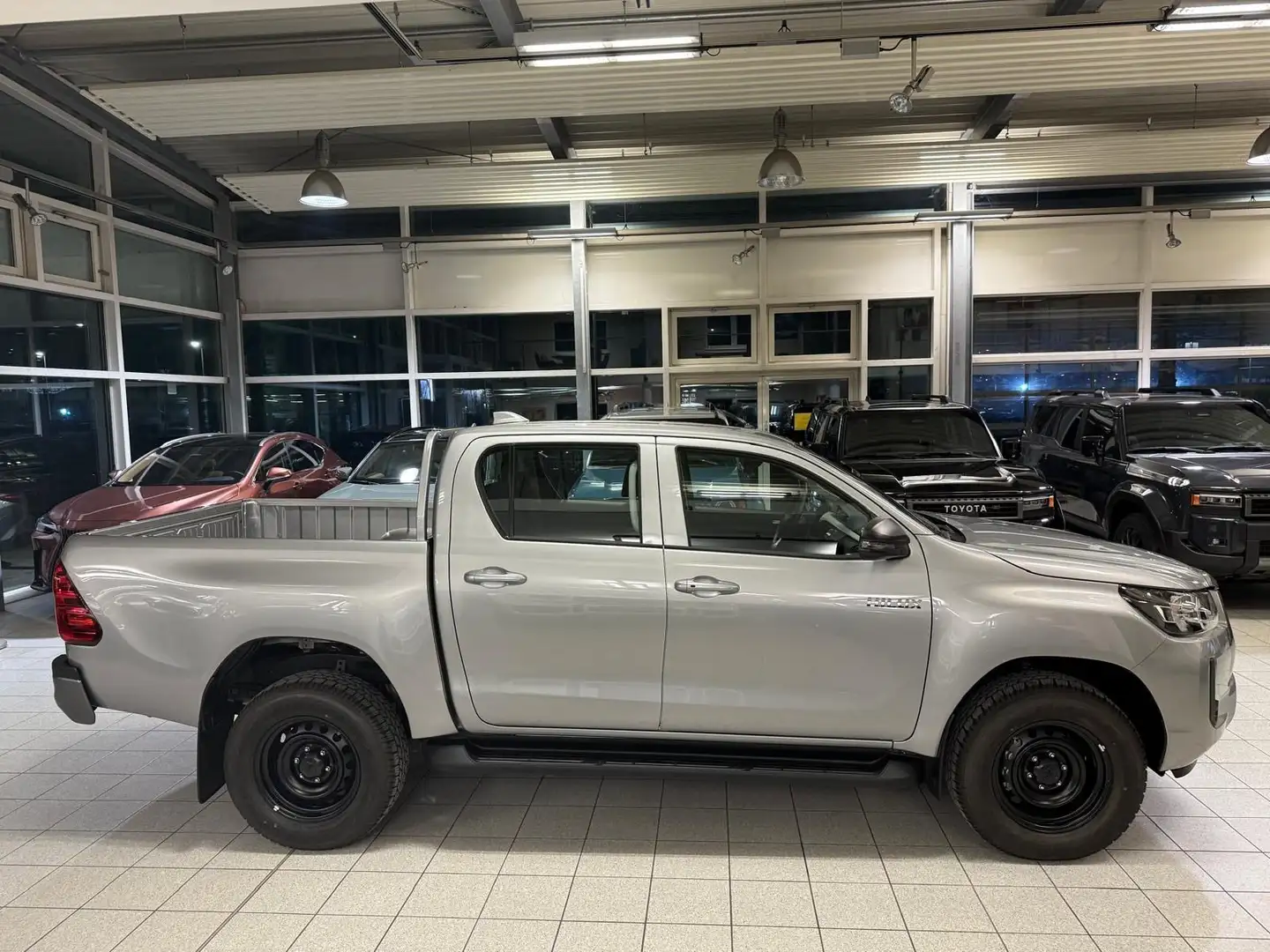 Toyota Hilux HILUX 2.8 DOUBLE CAB - KAMERA-SMART KEY-SITZH. Silber - 2
