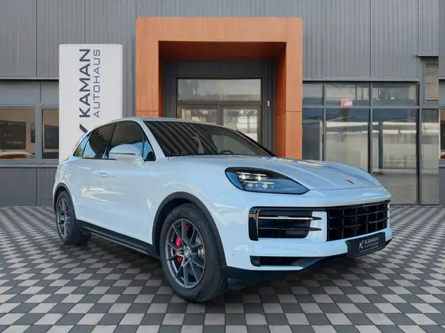 Porsche Cayenne view 3