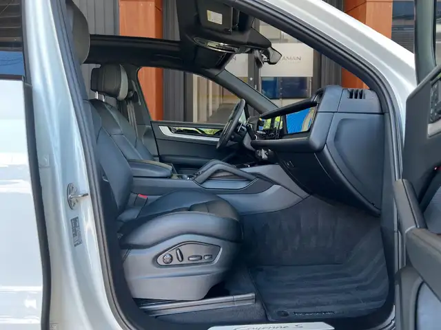 Porsche Cayenne view 5