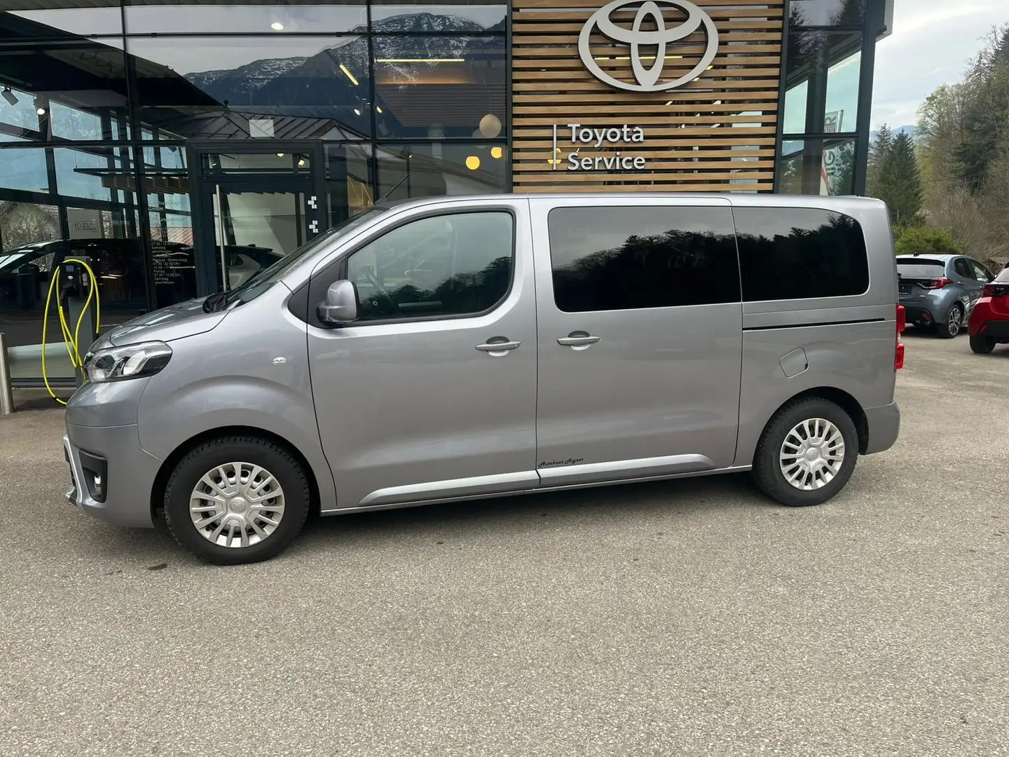 Toyota Proace Proace Verso 2,0 D-4D 145 Medium Shuttle Shuttle Silber - 1