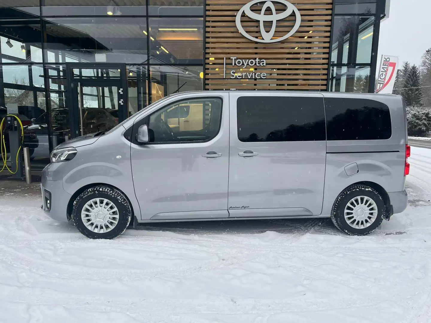 Toyota Proace Proace Verso 2,0 D-4D 145 Medium Shuttle Shuttle Silber - 1