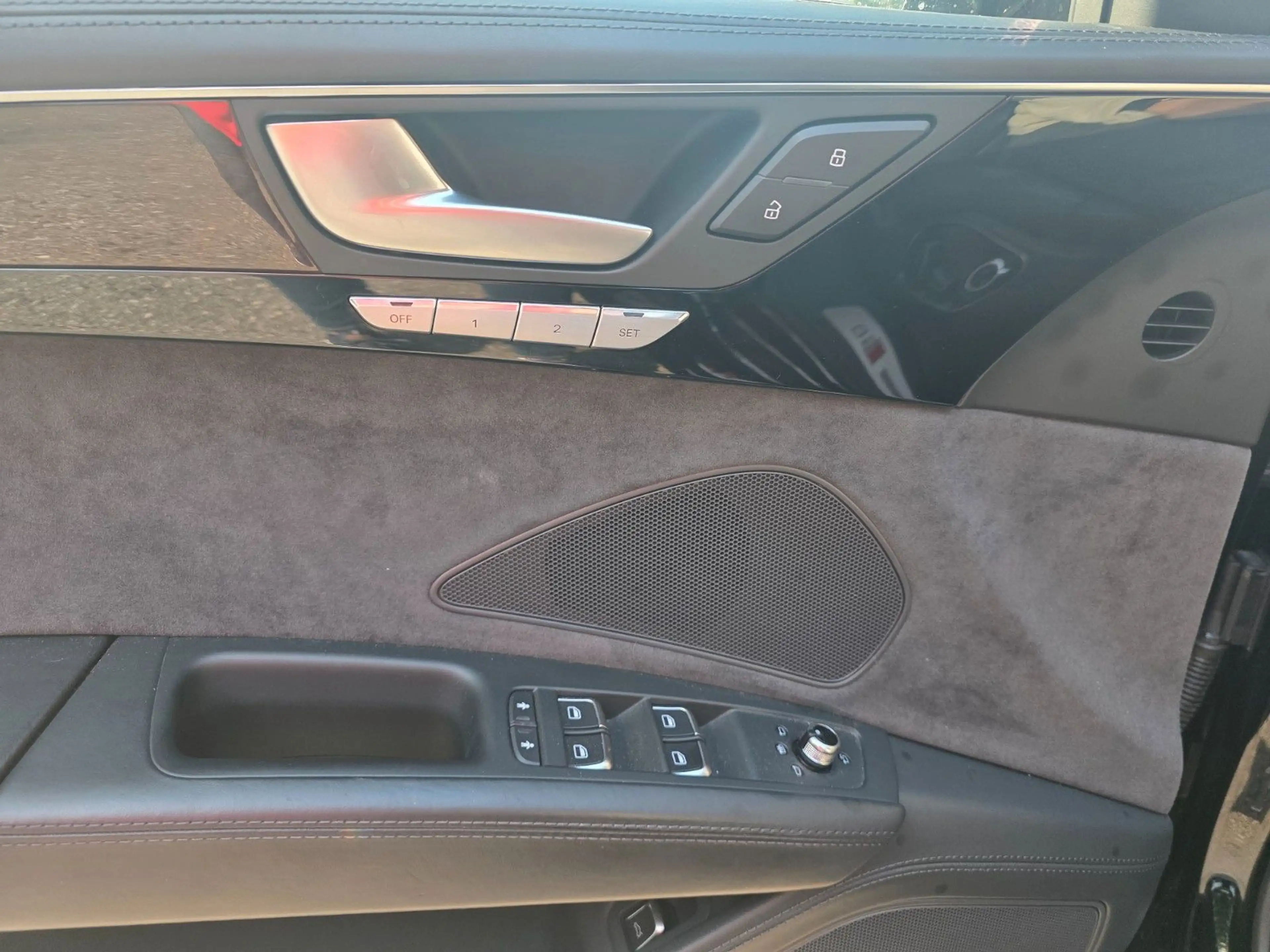 Audi S8 4.0 TFSI quattro plus — photo 14