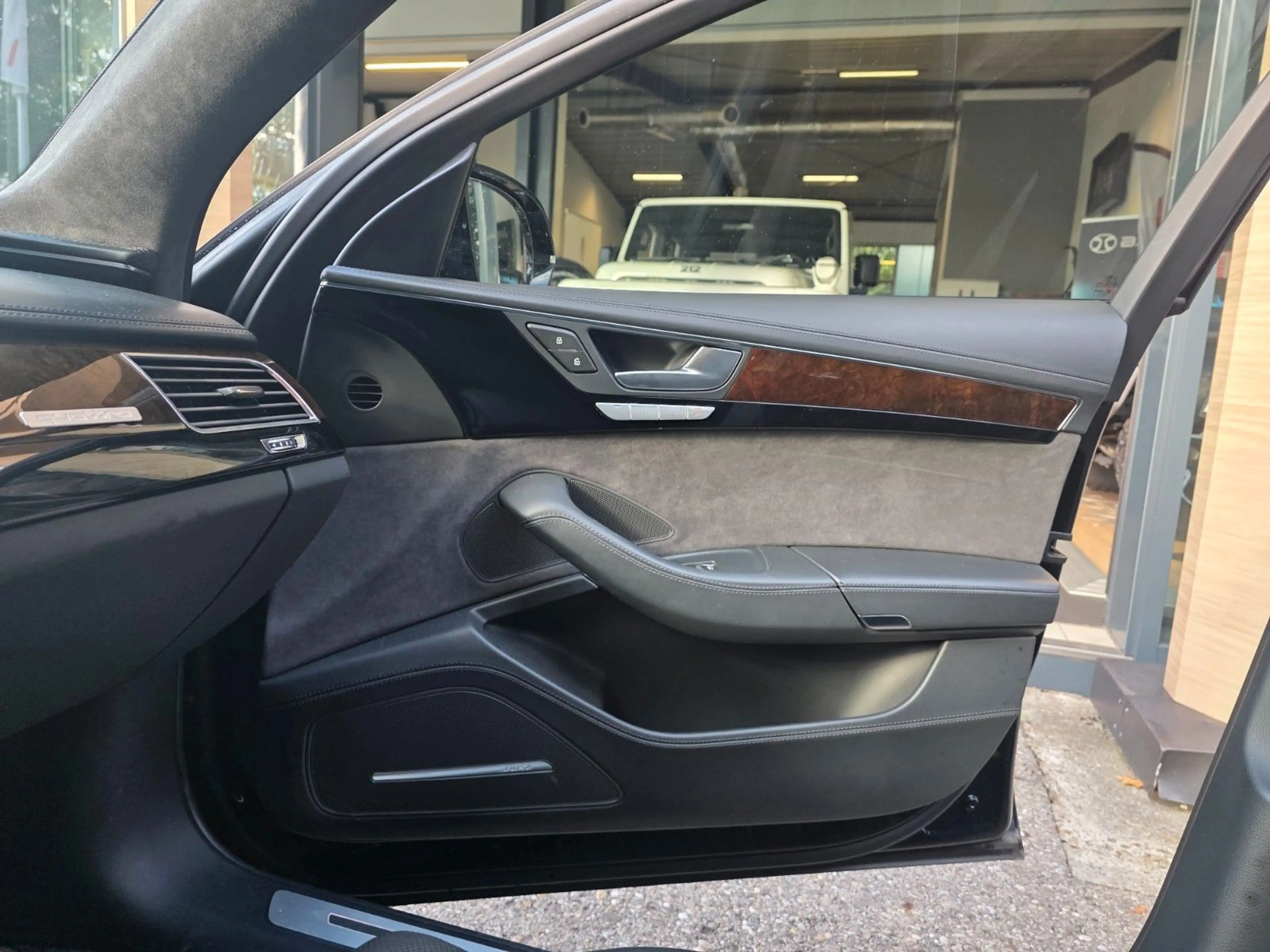 Audi S8 4.0 TFSI quattro plus — photo 13