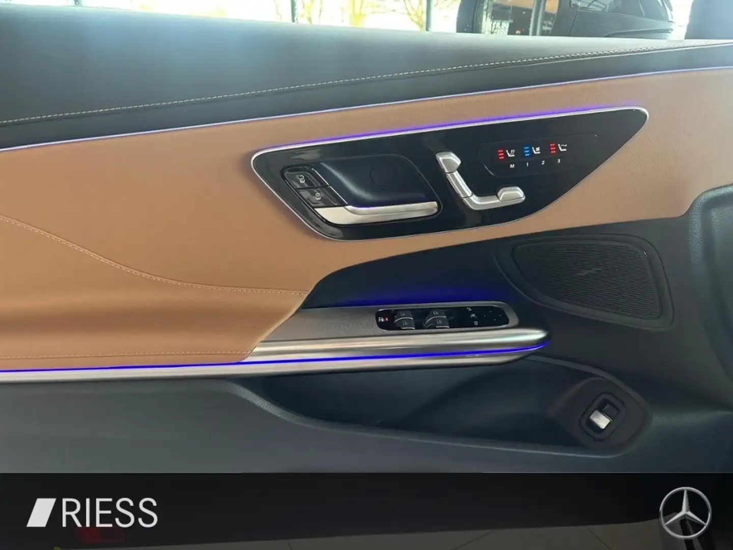 Mercedes-Benz CLE 200 Cabriolet AMG+AHK+DIGITAL-LIGHT+360°+MEMORY Grau - 2