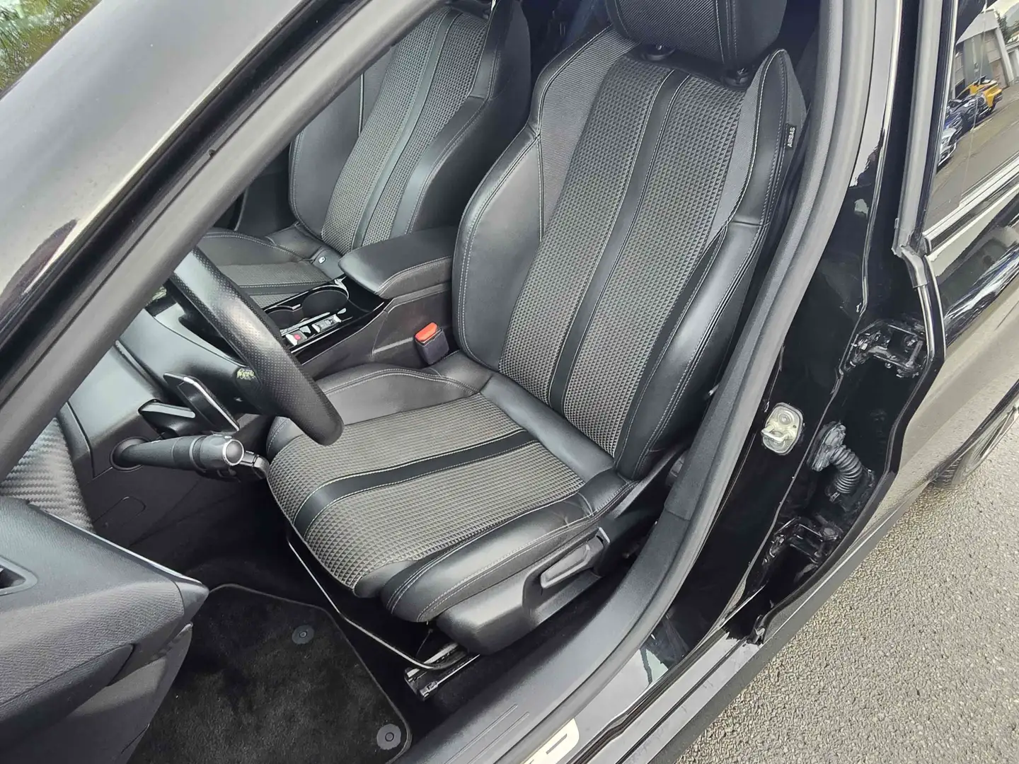 Peugeot 208 GT*LED*NAVIGATION*KAMERA*SITZHEIZUNG* Schwarz - 2