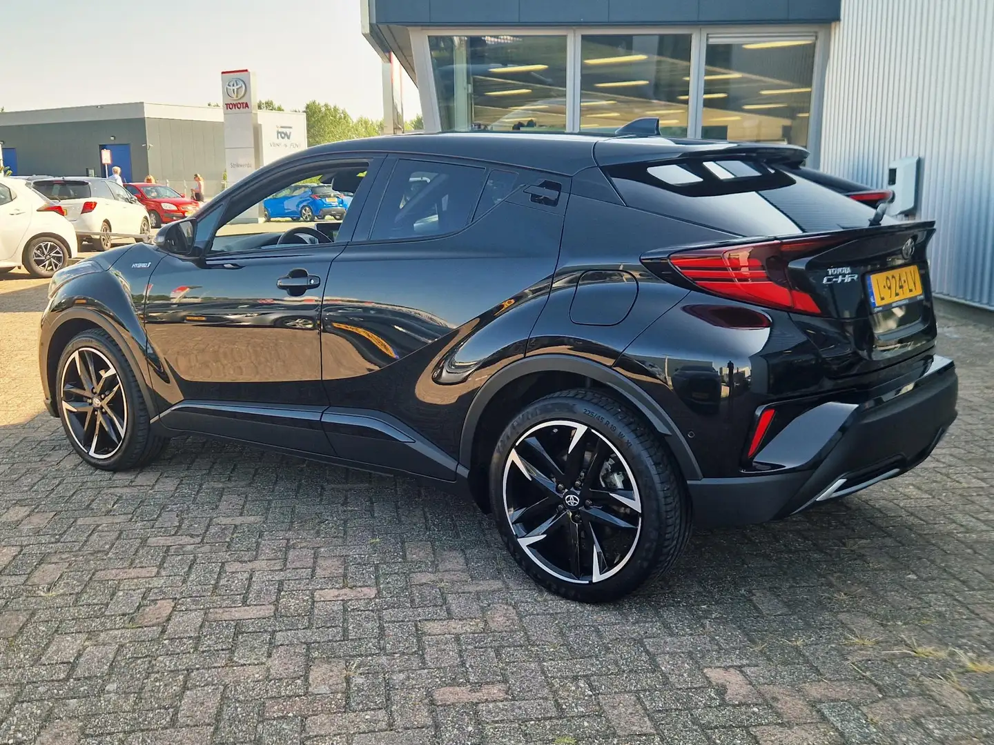 Toyota C-HR 2.0 Hybrid GR-Sport 180 pk GR Zwart - 2