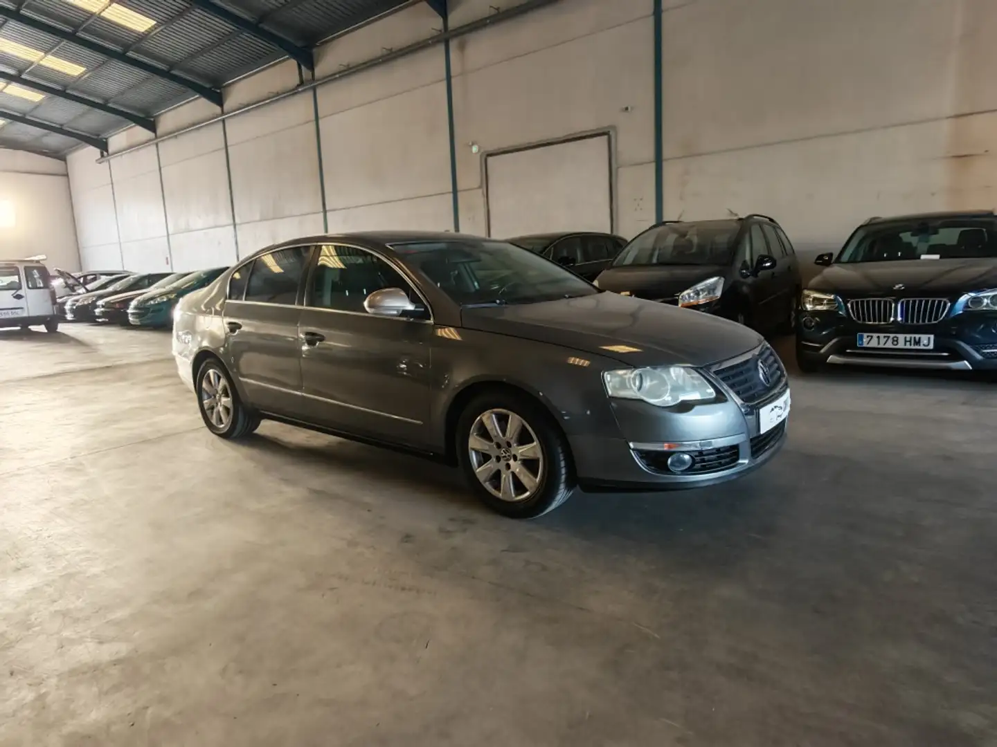 Volkswagen Passat 2.0TDI Sportline Gris - 1
