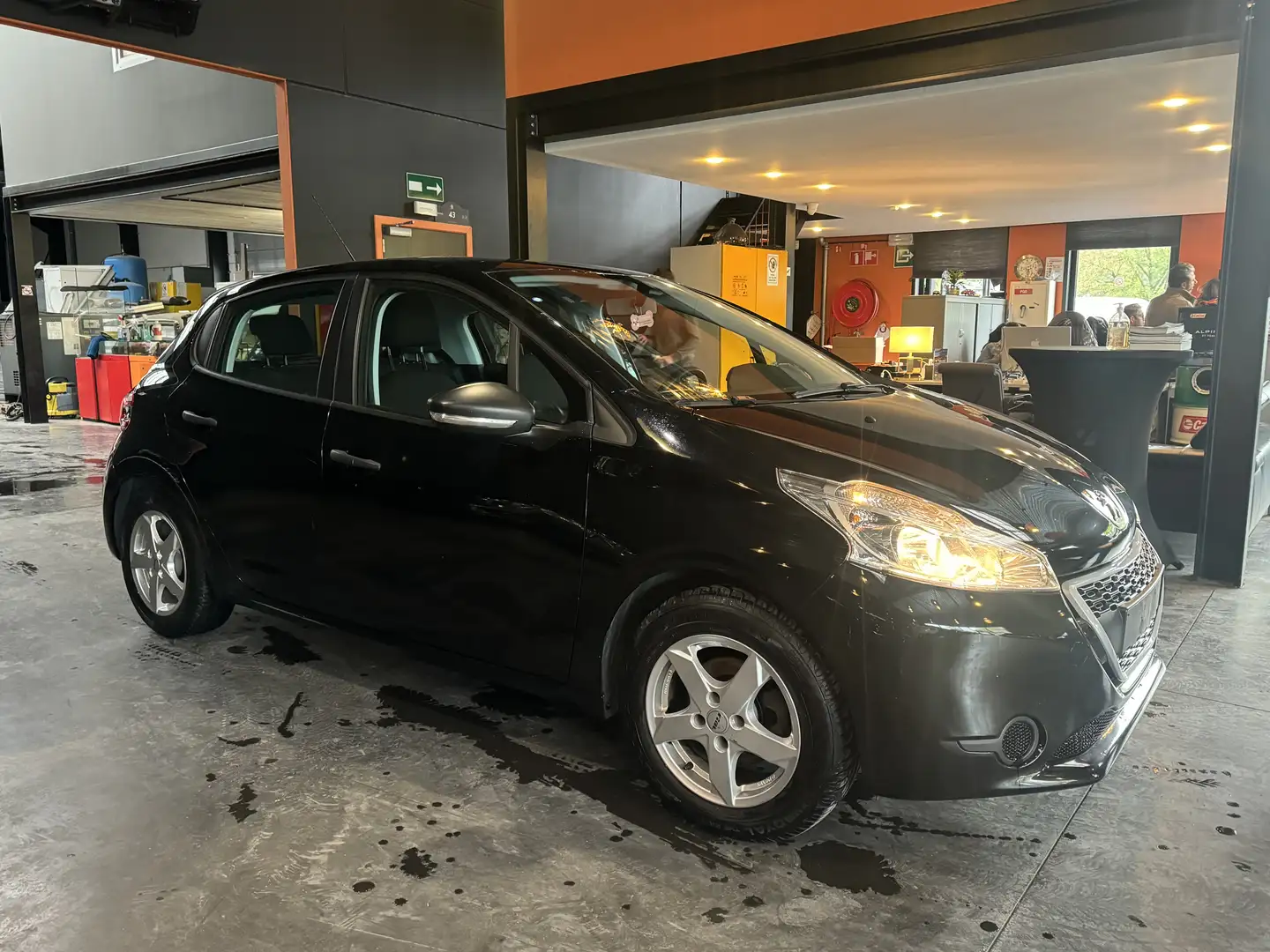 Peugeot 208 1.2i - A/C - RADIO CD/MEDIA/TEL - 5 PORTES -MANUEL Zwart - 1