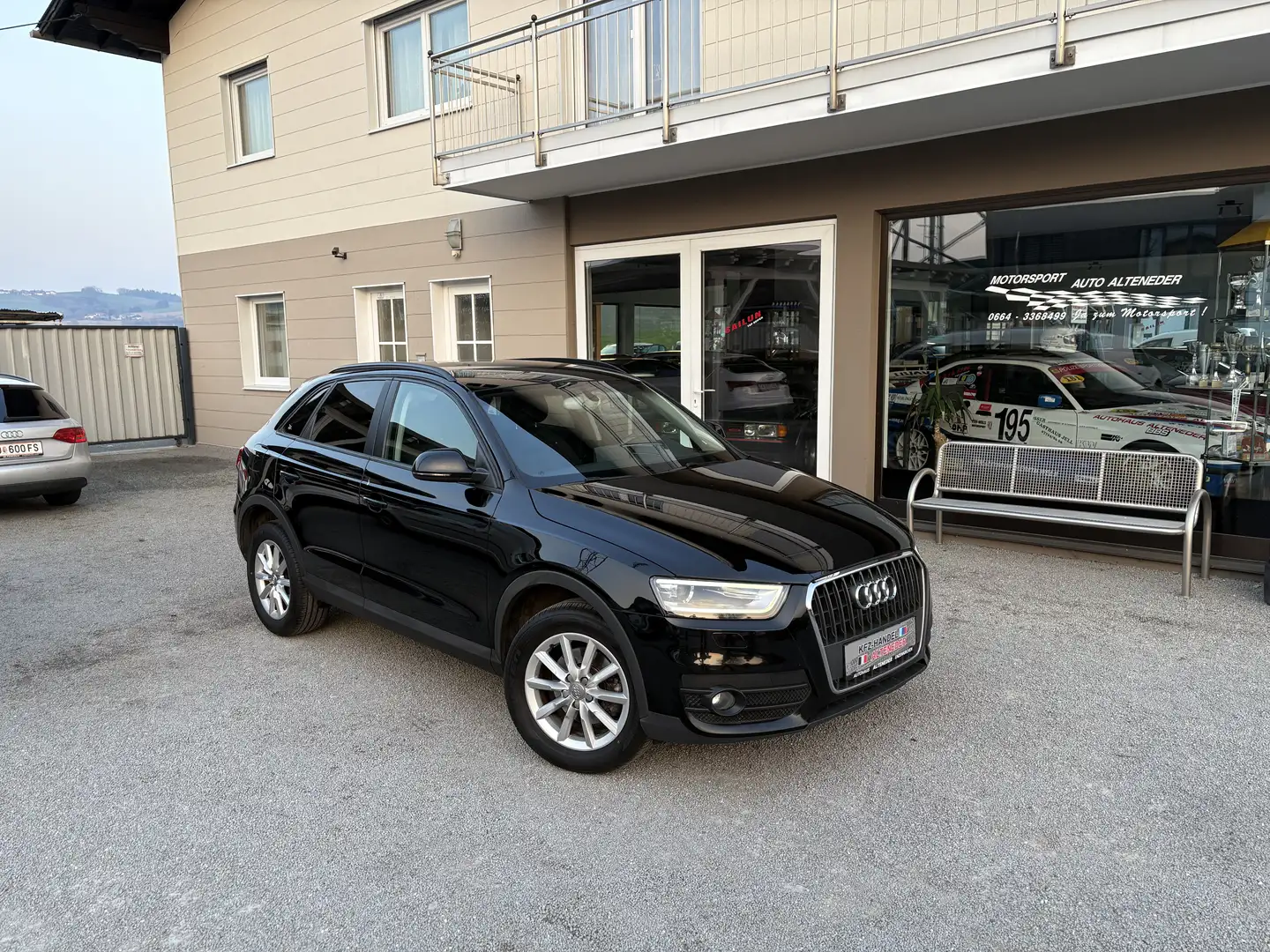 Audi Q3 2,0 TDI Style DPF *1.BESITZ*SITZH*TEMP* Schwarz - 1