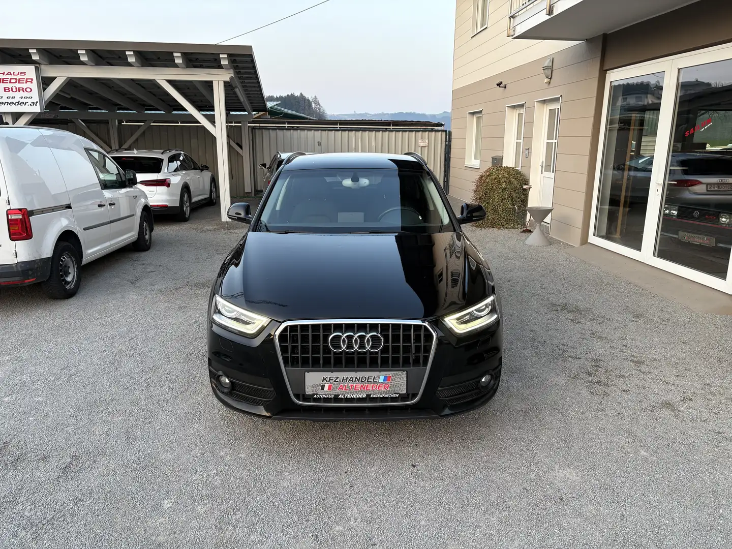Audi Q3 2,0 TDI Style DPF *1.BESITZ*SITZH*TEMP* Schwarz - 2