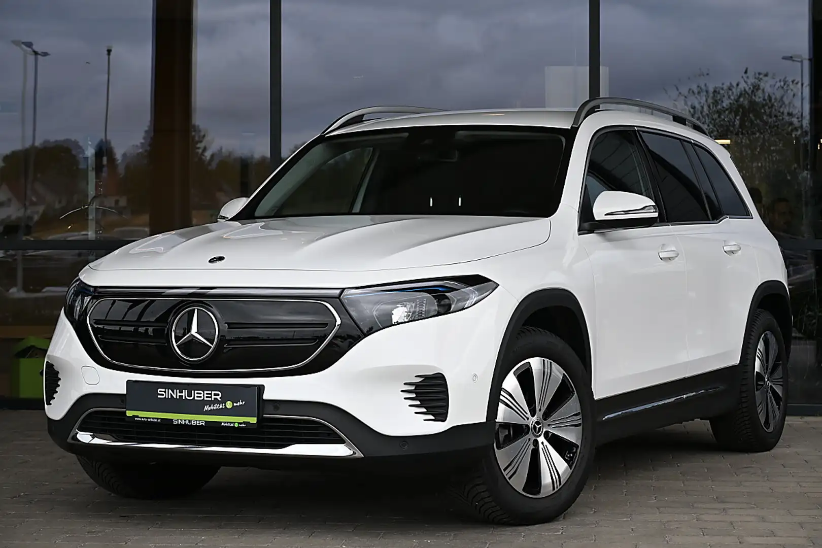Mercedes-Benz EQB 350 4MATIC Aut. LED, Navi, Lenkradheizung, Totwinke... Weiß - 1